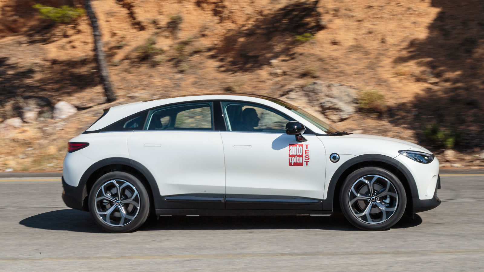 Η μπαταρία του smart #3 προσφέρει μεγάλη αυτονομία κυρίως εντός πόλης (450 χλμ.), ενώ φορτίζει σε μόλις 3 ώρες μέσω του OBC των 22 KW που διαθέτει.