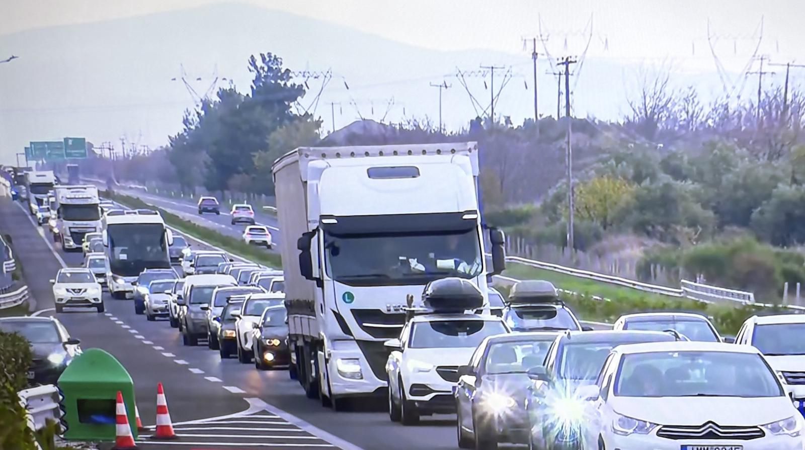 Αγρότες: Μποτιλιάρισμα στην Εθνική - Άνοιξε δεύτερη λωρίδα σε Ριτσώνα, Θήβα και Κάστρο