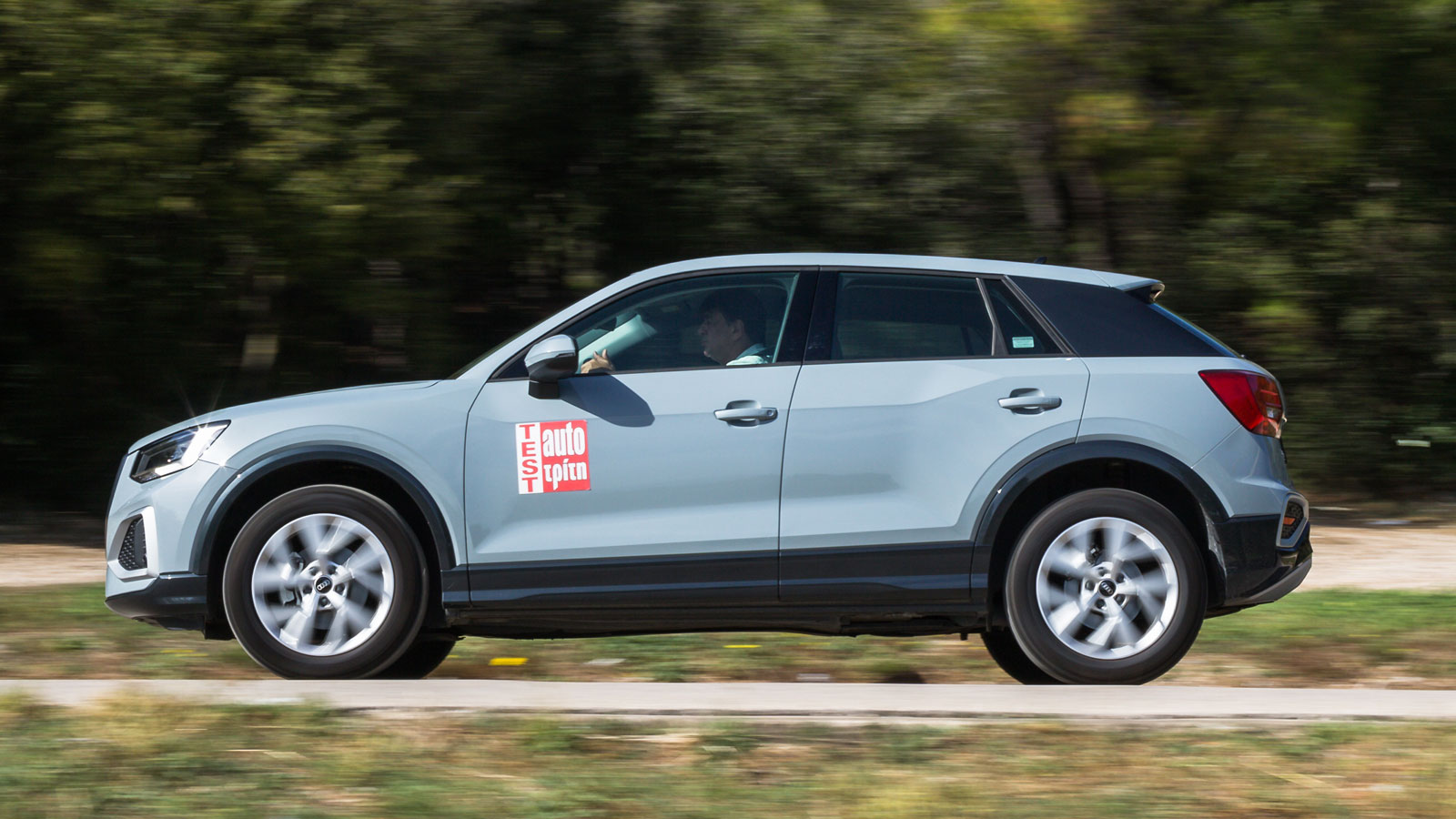 Σε συνθήκες ταξιδιού το Audi Q2 είναι περισσότερο οικονομικό και αθόρυβο συγκριτικά με το Lexus LBX, αξιοποιώντας το σύστημα της απενεργοποίησης 2 εκ 