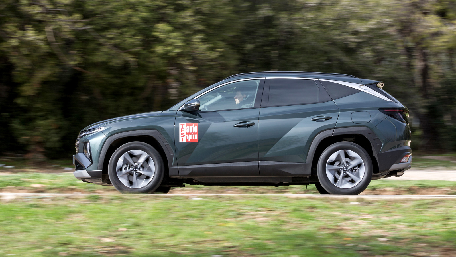 Η υβριδική έκδοση του Hyundai Tucson χρησιμοποιεί κανονικό κιβώτιο διπλού συμπλέκτη με 6 σχέσεις, ένας εξαιρετικός συνδυασμός που εκμεταλλεύεται στο έ