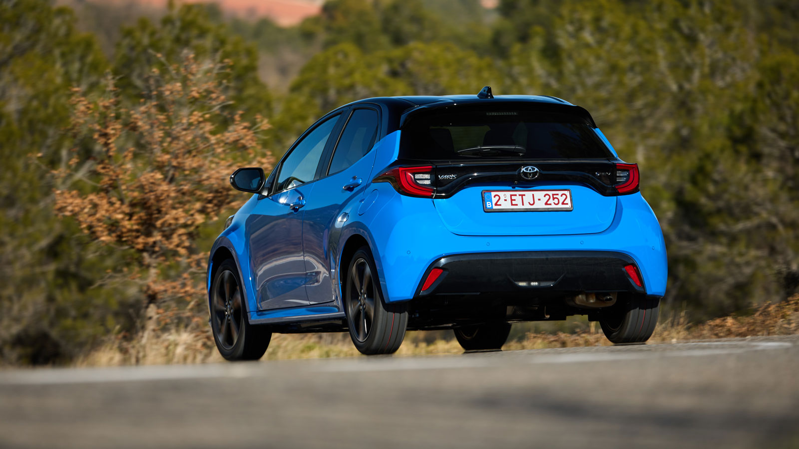 Με κύκλο στροφής τα 9,8 μ. στο Toyota Yaris, εύκολα καταλαβαίνει κανείς πόσο εύχρηστο είναι εντός πόλης, πόσο ευέλικτο γενικά και σίγουρα μετατρέπεται