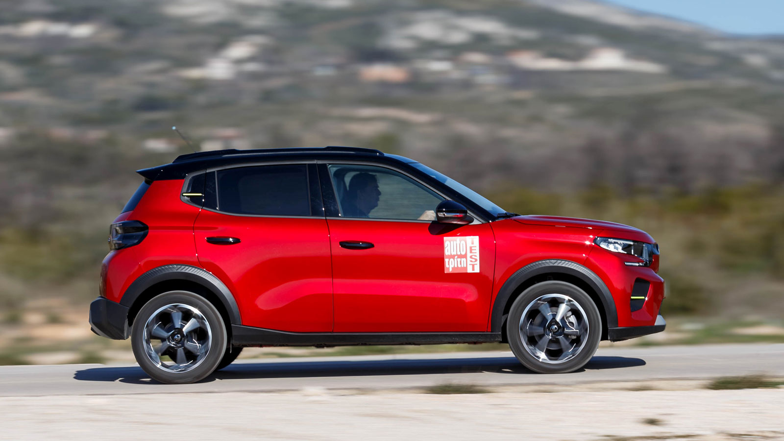 Ο επιλογέας του 6τάχυτου κιβωτίου στο Citroen C3 έχει ικανοποιητική αίσθηση στις πρώτες 4 σχέσεις και «χάνει» λίγο ακρίβεια στις γρήγορες αλλαγές, όμω
