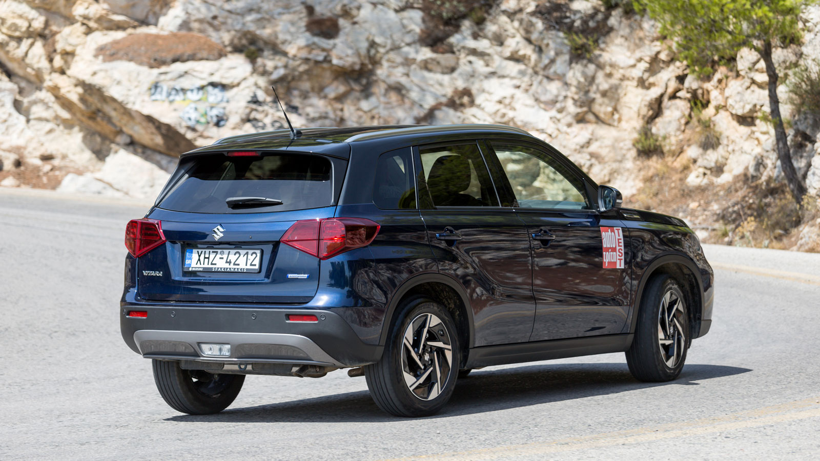 Στο δρόμο, τα περιθώρια πρόσφυσης του Suzuki Vitara είναι καλά, οι αντιδράσεις προβλέψιμες, τα φρένα ικανοποιητικά και η μαλακή ανάρτηση κάνει τη δουλ