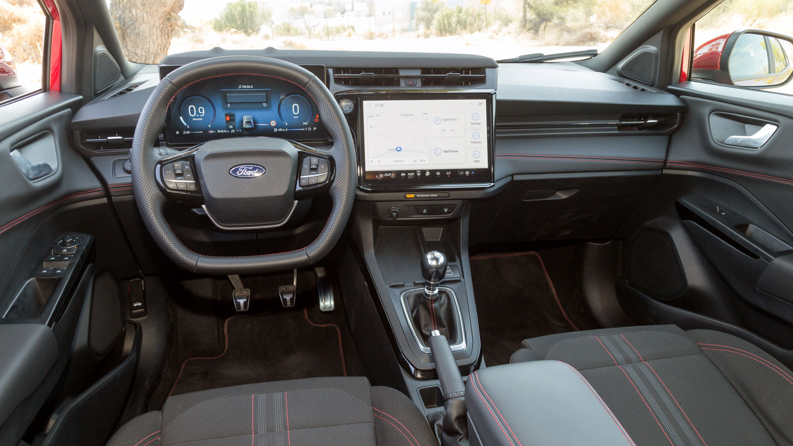 Η πρόσφατη ανανέωση του Ford Puma έφερε μεγαλύτερη οθόνη αφής από το βασικό εξοπλισμό (12'), ενώ νέο είναι και το τετραγωνισμένο τιμόνι, η στεφάνη του