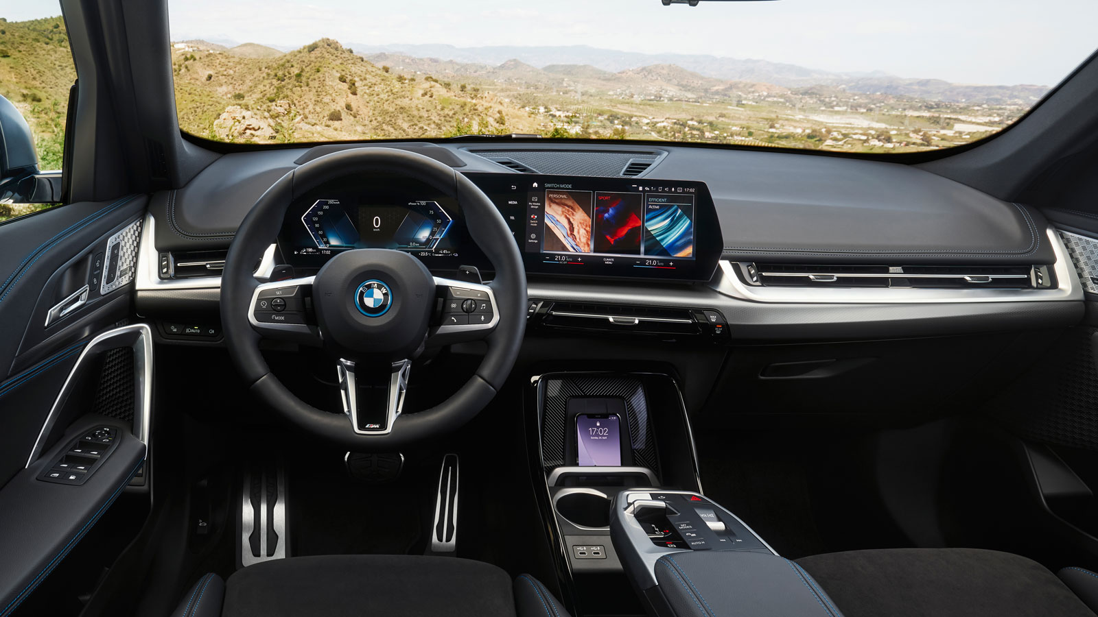 Ο στάνταρ εξοπλισμός της BMW X1 xDrive 25e περιλαμβάνει δύο συνεχόμενες οθόνες σε κυρτή διάταξη (BMW Live Cockpit Plus) με εκείνη του infotainment να 