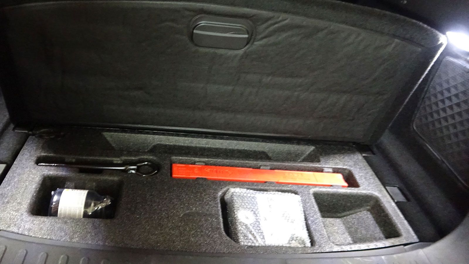 Κάτω από το κάλυμμα του χώρου αποσκευών (σ.σ. που επιδρά και ως ηχομονωτικό υλικό) θα δούμε μία ειδική και πολύ καλή ποιοτικά θήκη για το κιτ επισκευή