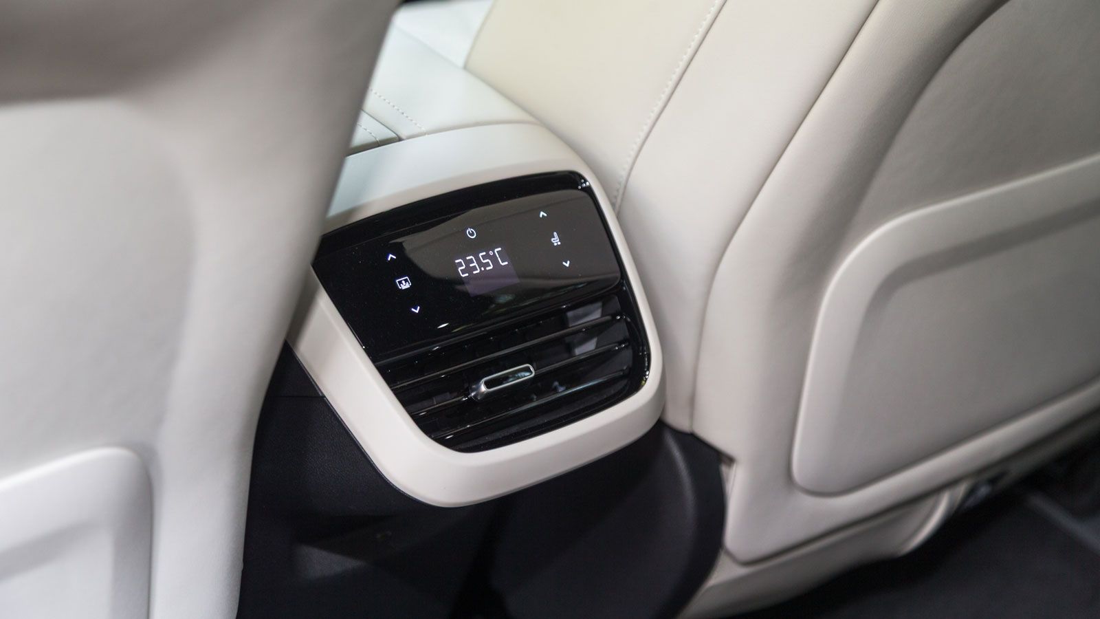 Οι πίσω επιβάτες έχουν μία οθόνη αφής από την οποία ρυθμίζουν τα κλείστρα του κλιματισμού, τη θέση καθίσματος του συνοδηγού καθώς επίσης και το σκιάστ