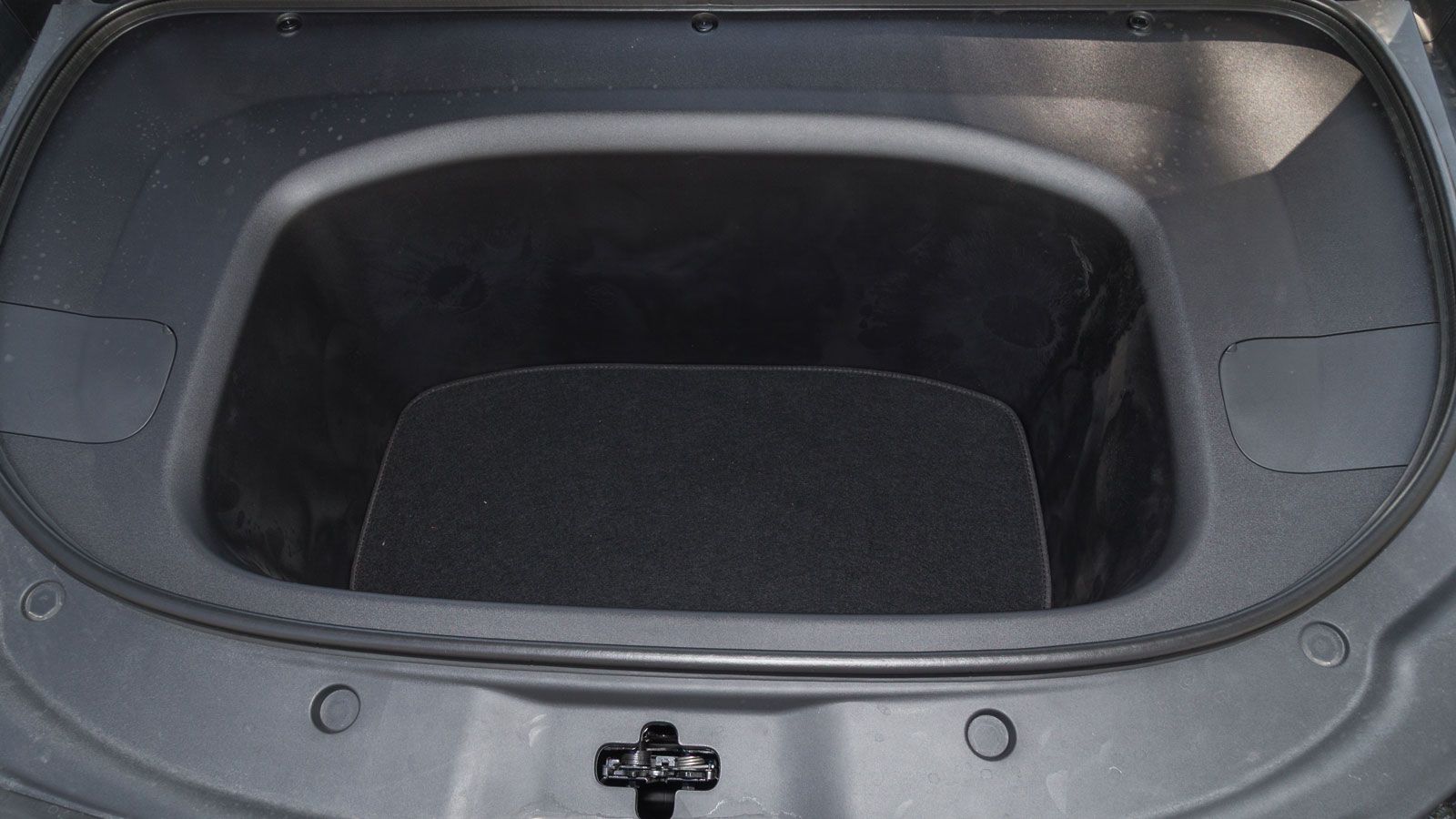 Τα 125 λίτρα χωρητικότητας του frunk, εμπρός στο καπό του Changan Deepal S07, είναι η μεγαλύτερη τιμή που έχουμε δει σε όσα αμιγώς ηλεκτρικά έχει μετρ