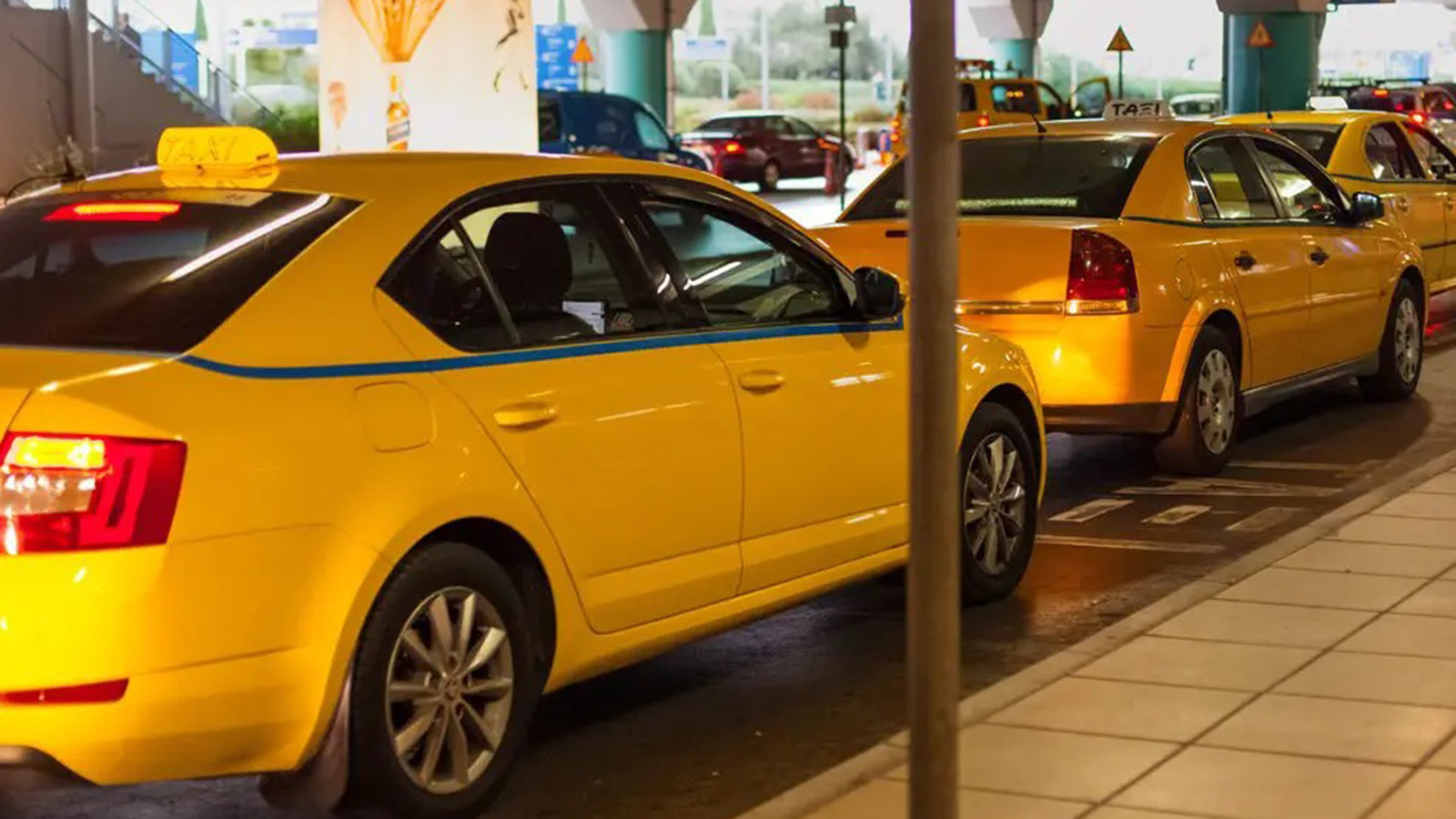 «Βραχιόλια» σε ταξιτζή που χρέωσε 110 ευρώ για το Αεροδρόμιο - Πειραιάς