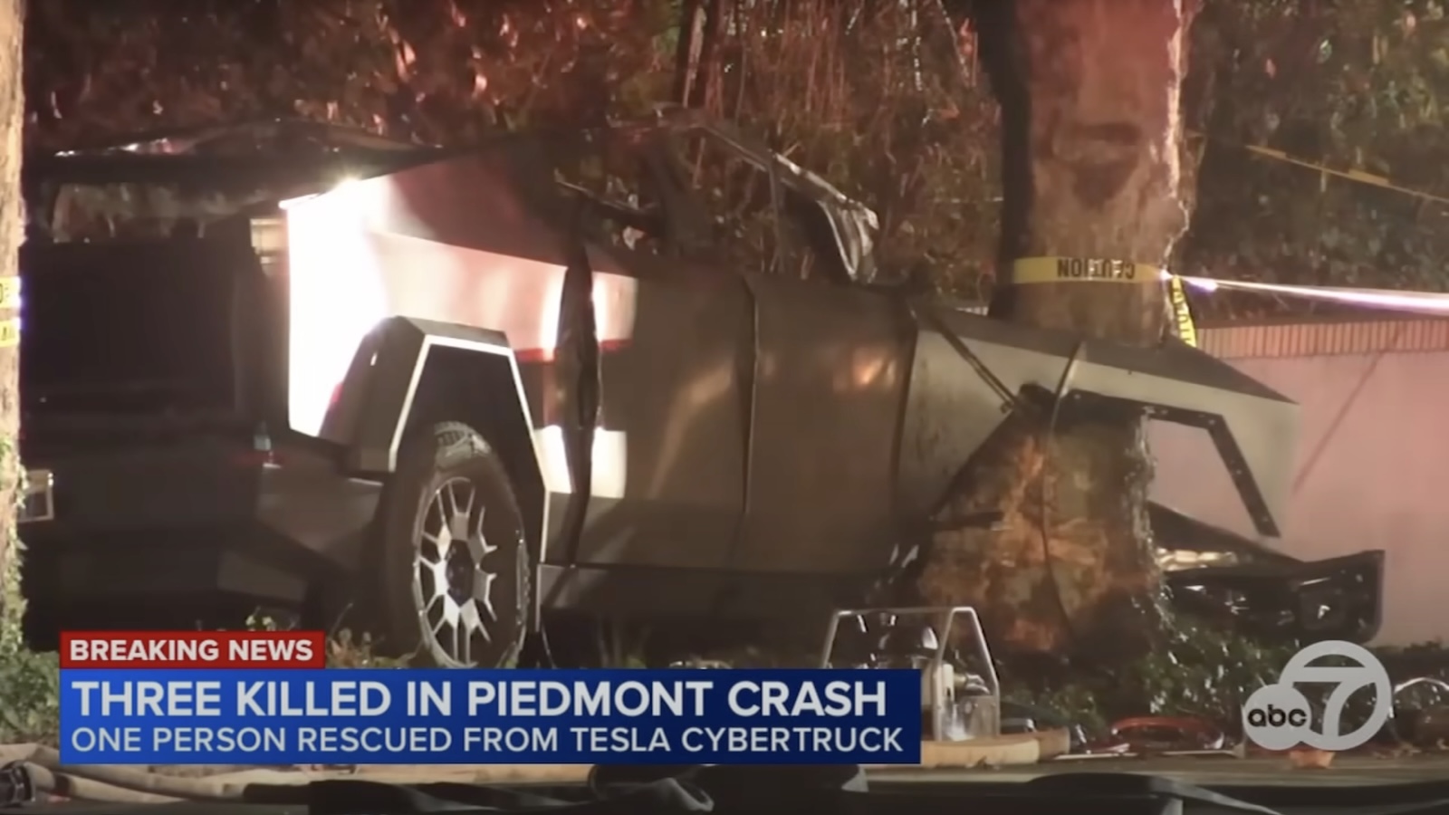 Μόνο ένας από τους 4 νέους μπόρεσε να απεγκλωβιστεί.