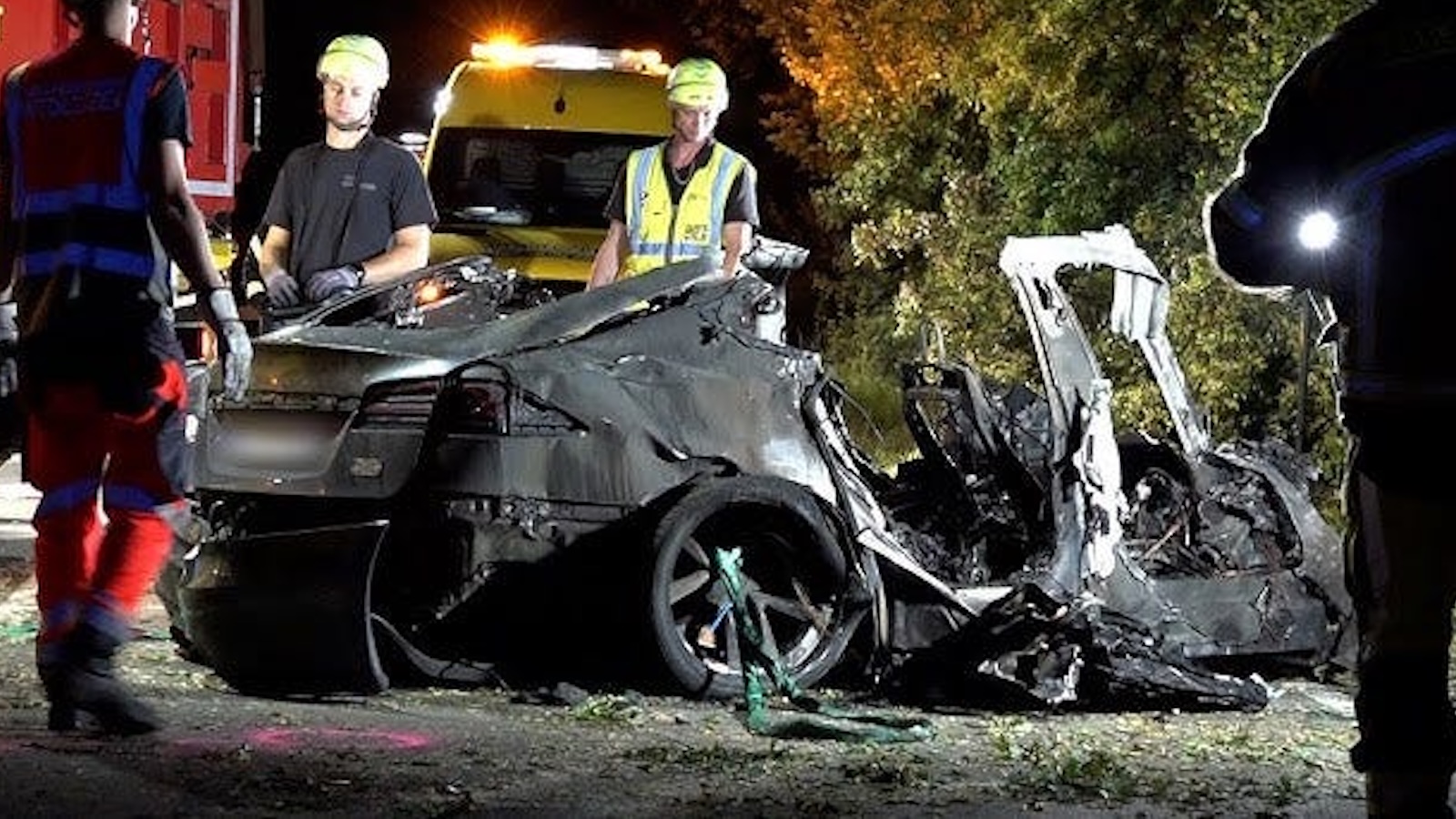 Τραγωδία στη Γερμανία: 3 νεκροί σε φωτιά Tesla Model S λόγω θυρών