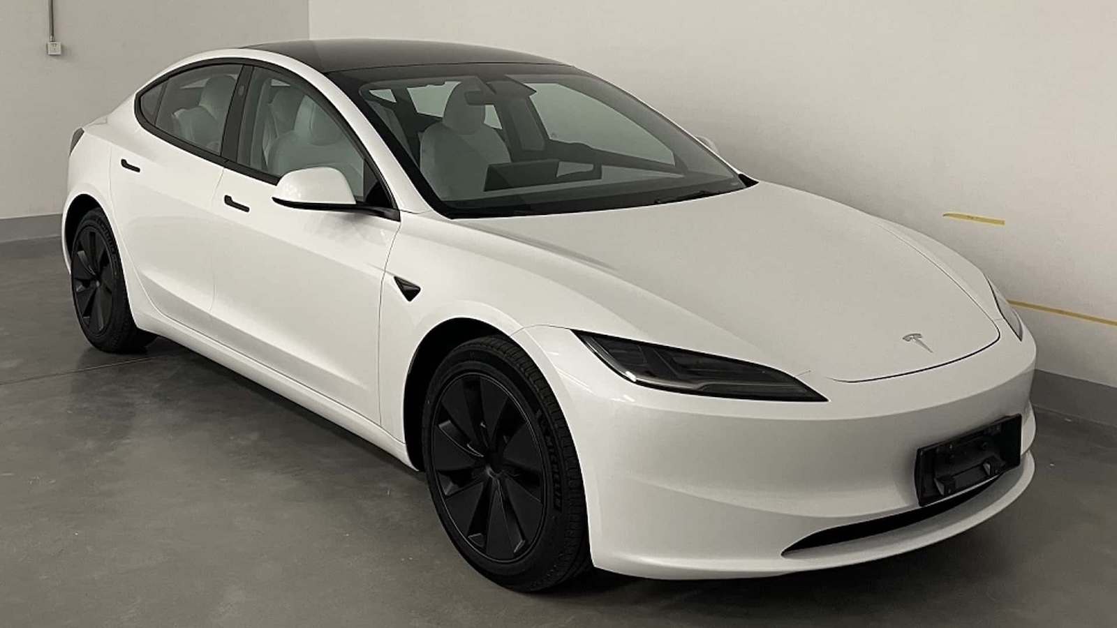 Tesla Model 3: Η επιστροφή του παραδοσιακού μοχλού φλας μετά από αντιδράσεις