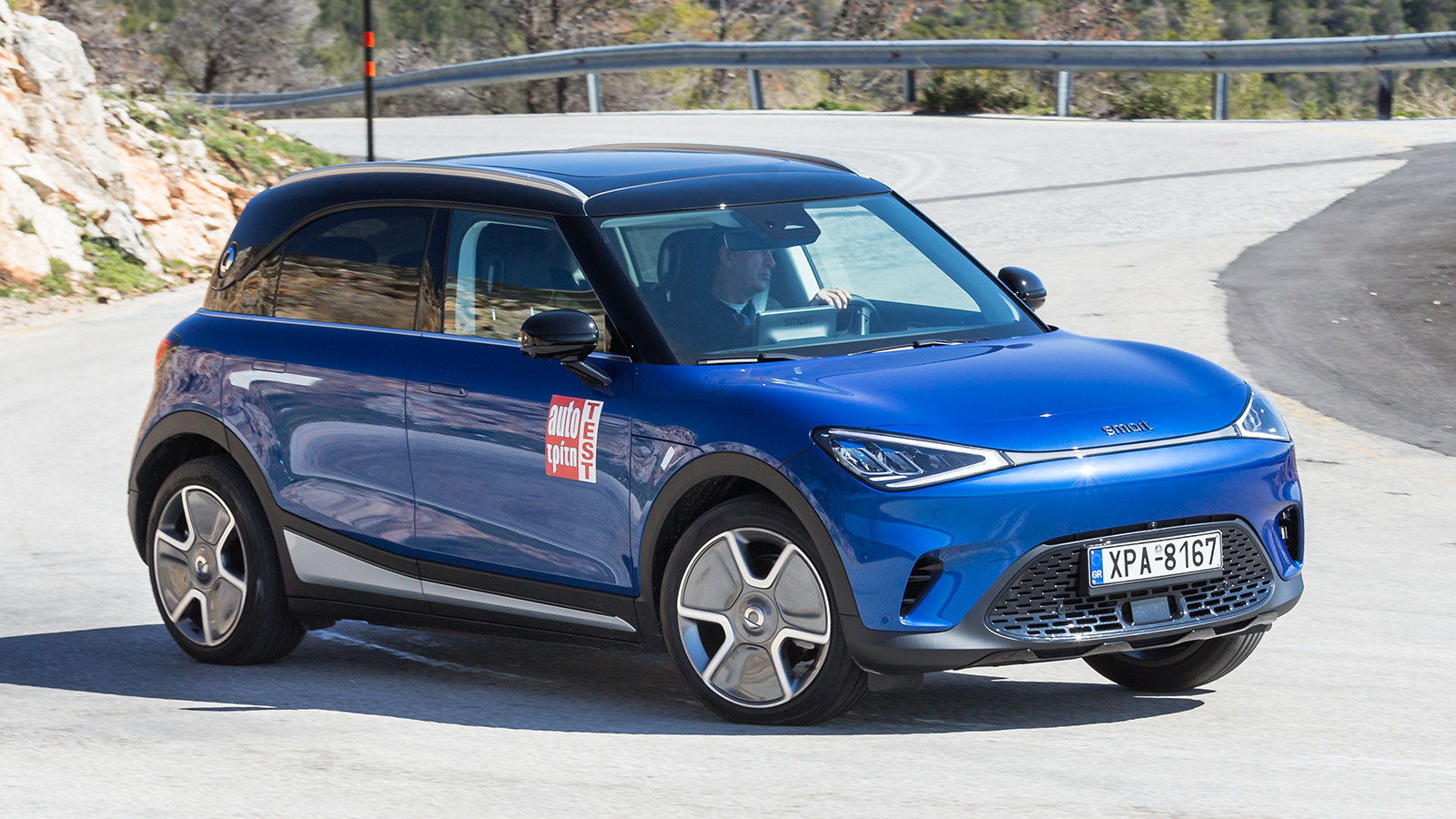 
Το smart #1 προσφέρει άνεση και υψηλή ποιότητα κύλισης, με την ανάρτηση να περνάει ομαλά και ήσυχα πάνω από λακκούβες και σαμάρια και στον ανοιχτό δ