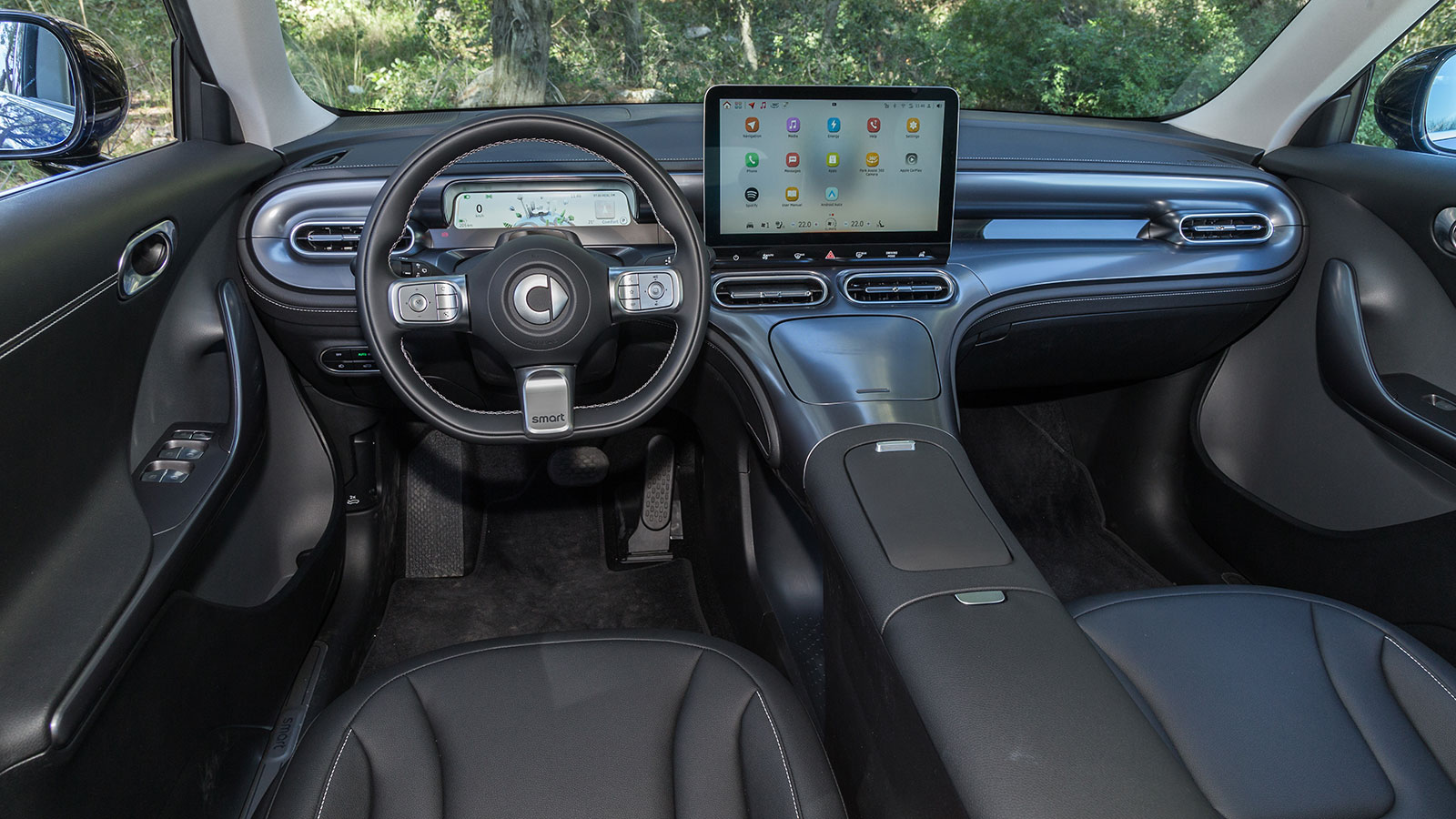 Στο εσωτερικό του #1 , ξεχωρίζει ο ψηφιακός του διάκοσμος, όπου τις εντυπώσεις κλέβει η οθόνη αφής των 12,8 ιντσών που είναι η μεγαλύτερη στην κατηγορ