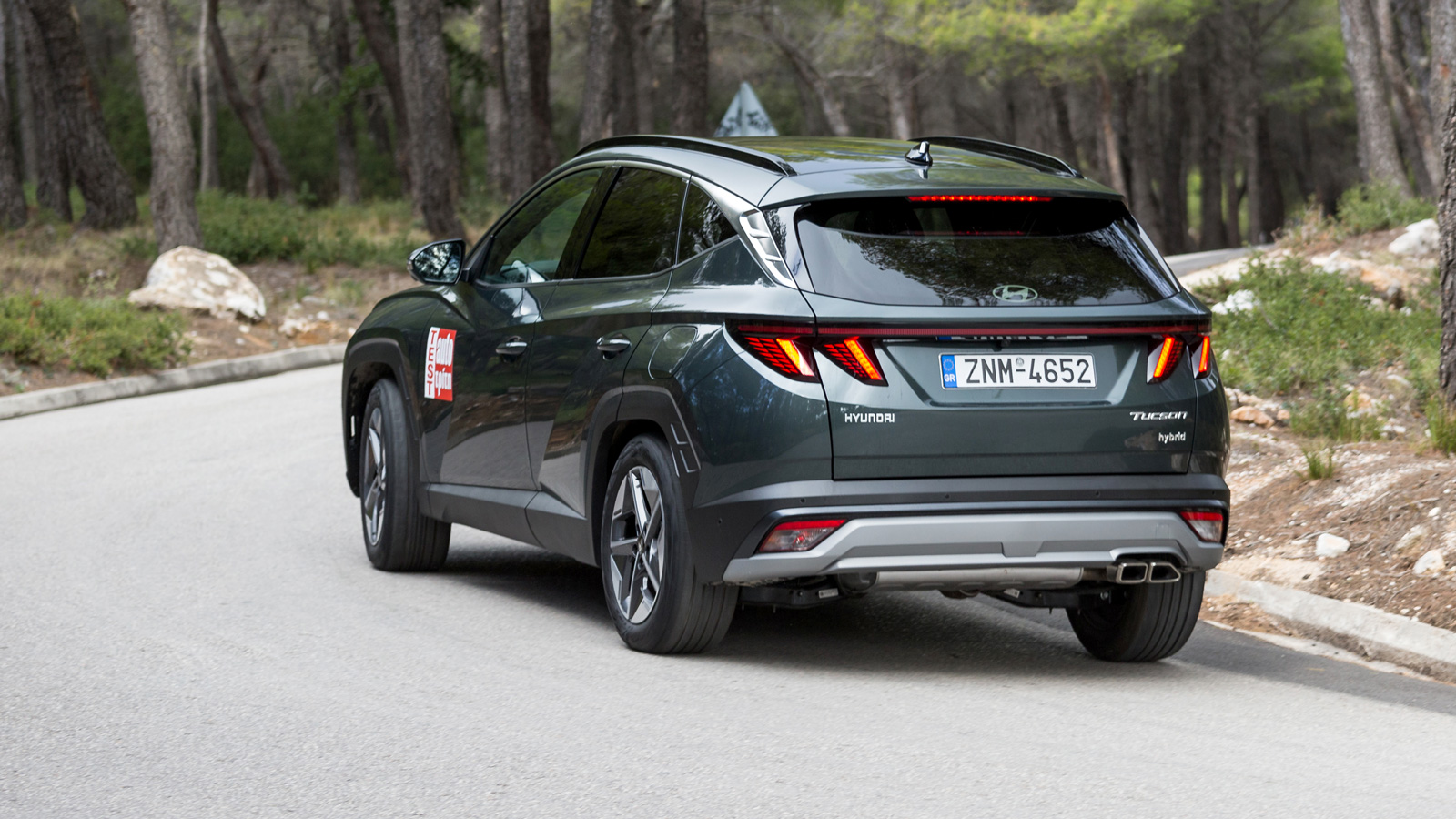 Χάρη στην πίσω ανεξάρτητη ανάρτηση πολλαπλών συνδέσμων και στα «σωστά» ελαστικά με διάσταση 235/55 R18, το υβριδικό Tucson δεν κοπανάει και προσφέρει 