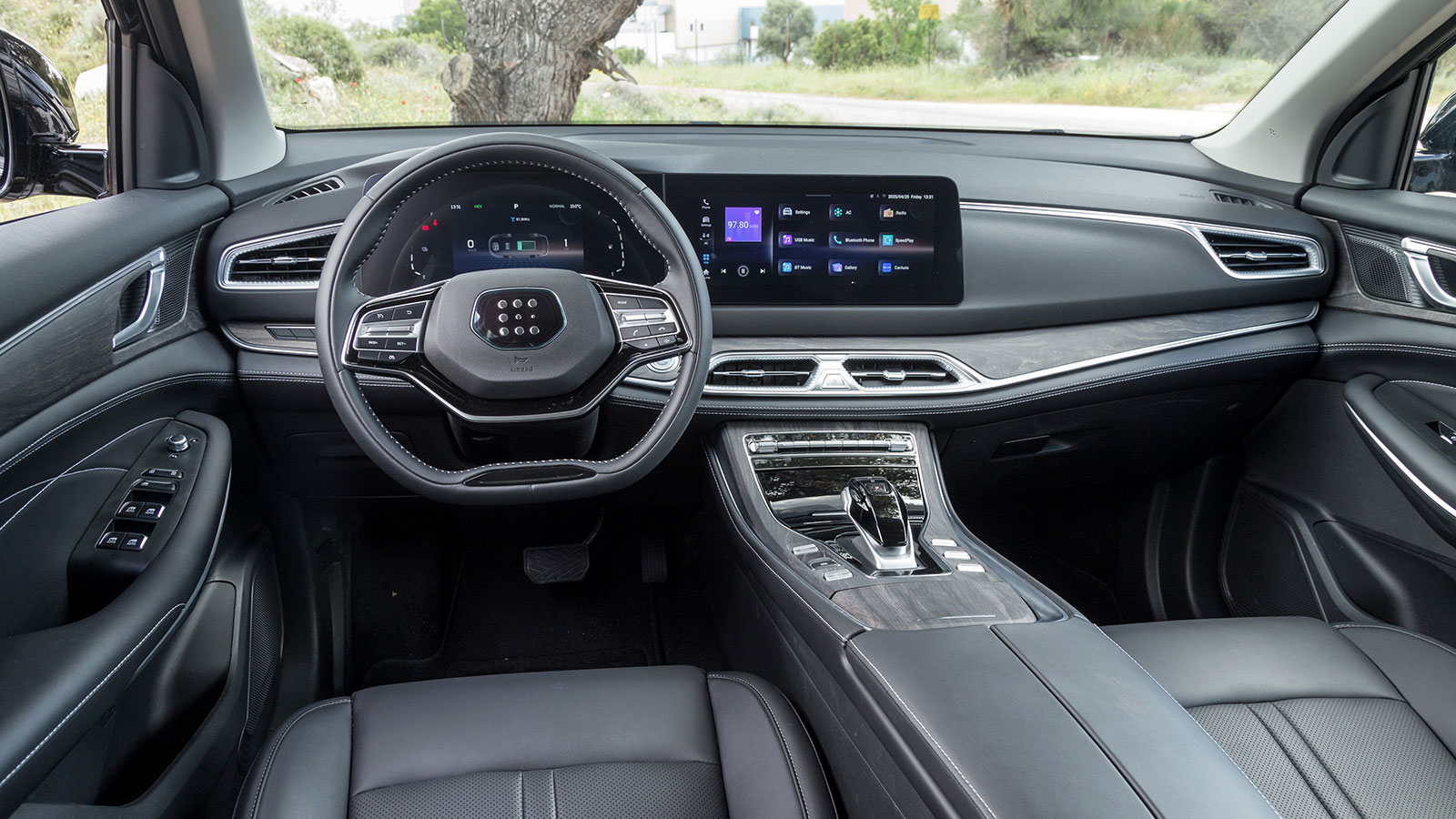 Σύγχρονο σχεδιαστικά και ικανοποιητικό ποιοτικά είναι το εσωτερικό του DFSK E5.