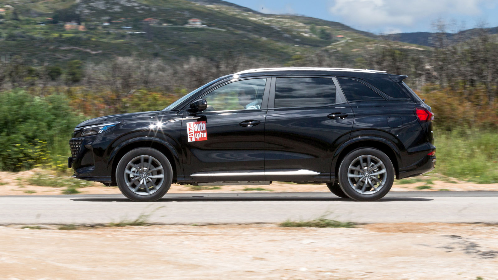 Το E5 είναι το μοναδικό Plug-in Hybrid μοντέλο στην γκάμα της DFSK και εφοδιάζεται με έναν ατμοσφαιρικό κινητήρα 1,5 λτ. 102 ίππων και έναν ισχυρότερο