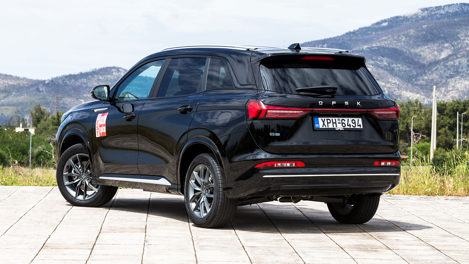 Κομψό παρά το μέγεθός του είναι το DFSK E5 αισθητικά, ακολουθώντας την λογική σχεδίασης των υπολοίπων μικρότερων μοντέλων της DFSK.