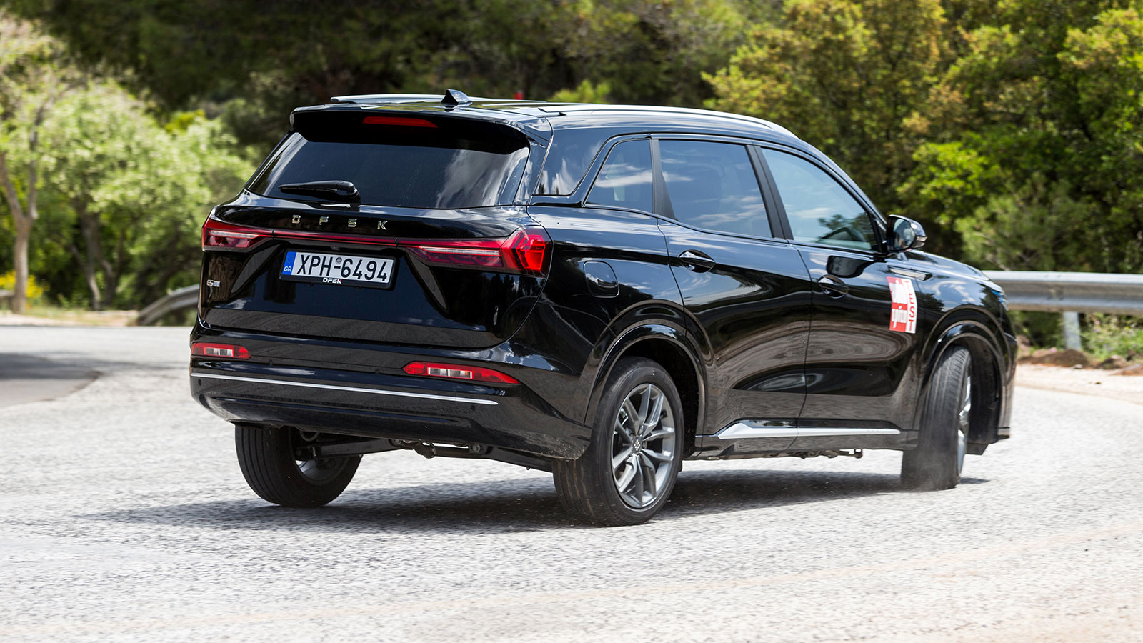 Στο δρόμο το DFSK E5 χαρακτηρίζεται από τα αυξημένα επίπεδα άνεσης που προσφέρει  ενώ αποδεικνύεται ιδιαίτερα εύκολο και ευχάριστο  στην οδήγηση παρά 