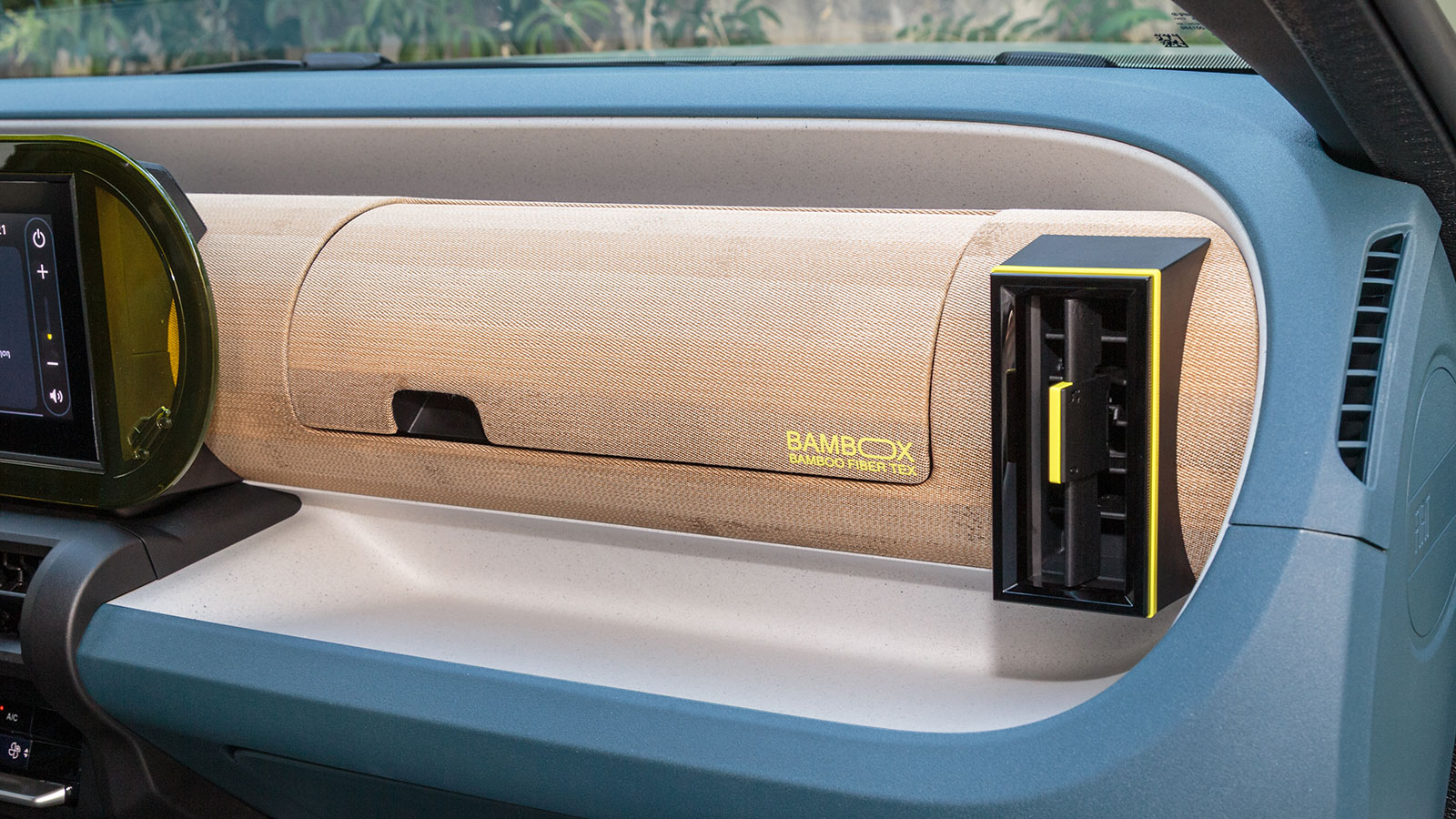 Ποιοτικά το εσωτερικό του Fiat Grande Panda ικανοποιεί παρά την αποκλειστική χρήση σκληρών υλικών. Ξεχωριστή είναι η προσθήκη του BAMBOX στο ταμπλό τη