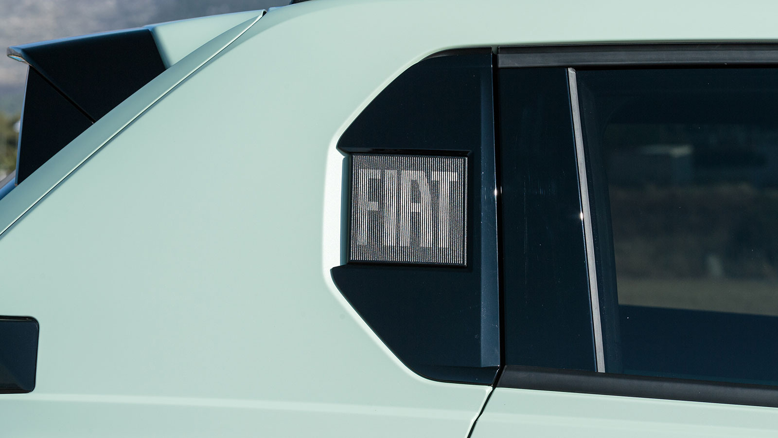 Η κάθε σχεδιαστική λεπτομέρεια είναι προσεγμένη και έξυπνα δοσμένη με αναφορές στο παρελθόν του μοντέλου και της μάρκας γενικότερα.