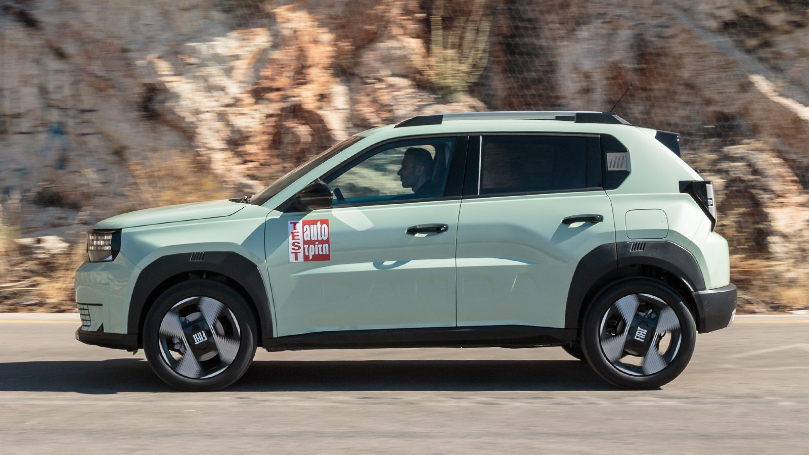 Στο δρόμο το Fiat Grande Panda είναι ευχάριστο και εύκολο στην οδήγηση, ικανοποιώντας με την ευελιξία και την άνεσή του τόσο εντός όσο και εκτός πόλης