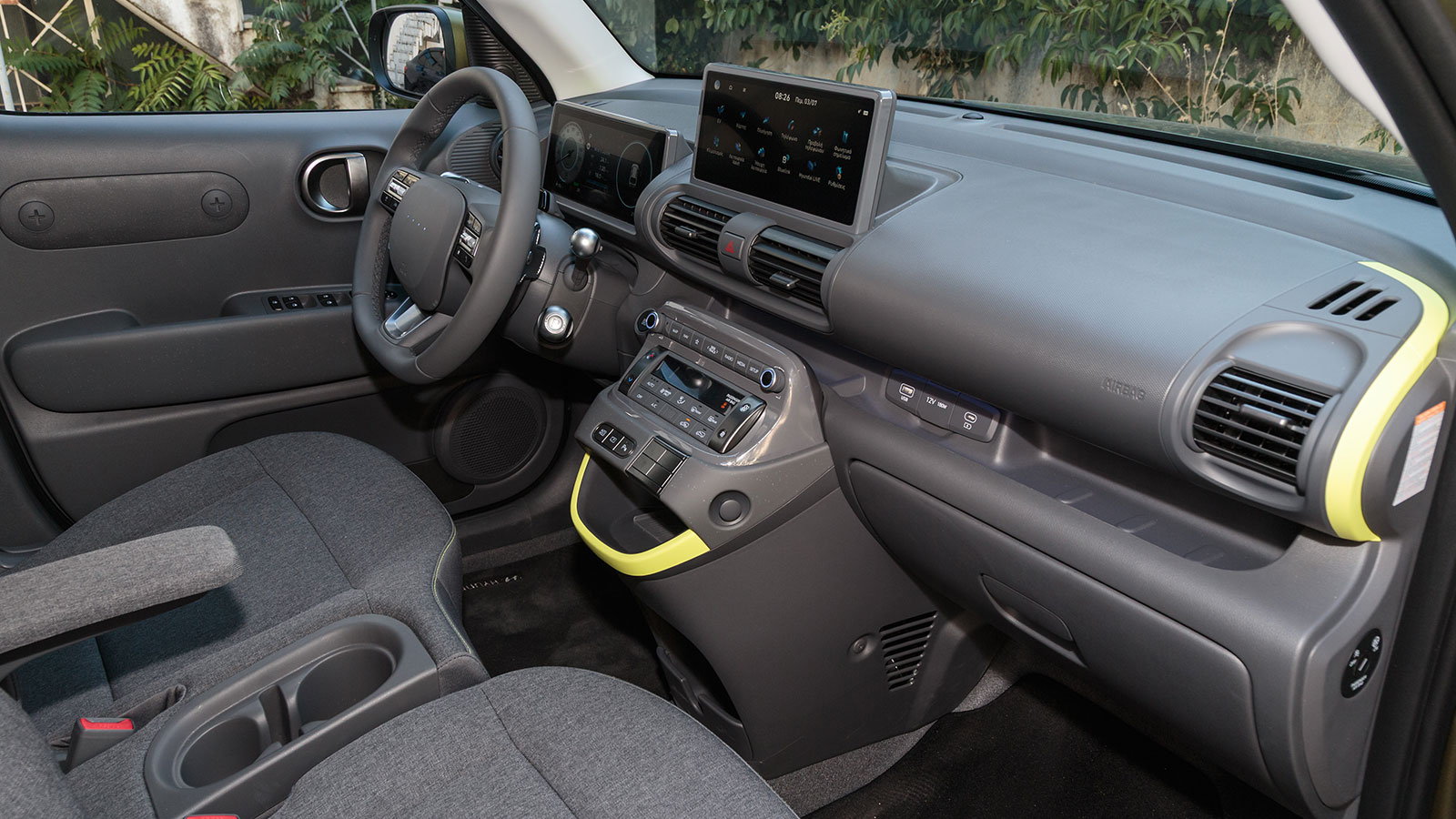 Το εσωτερικό είναι όμορφο, σύγχρονο σχεδιαστικά και καλό ποιοτικά, με τον εξοπλισμό του Inster Cross να είναι υπερπλήρης και να διαφοροποιείται ουσιασ