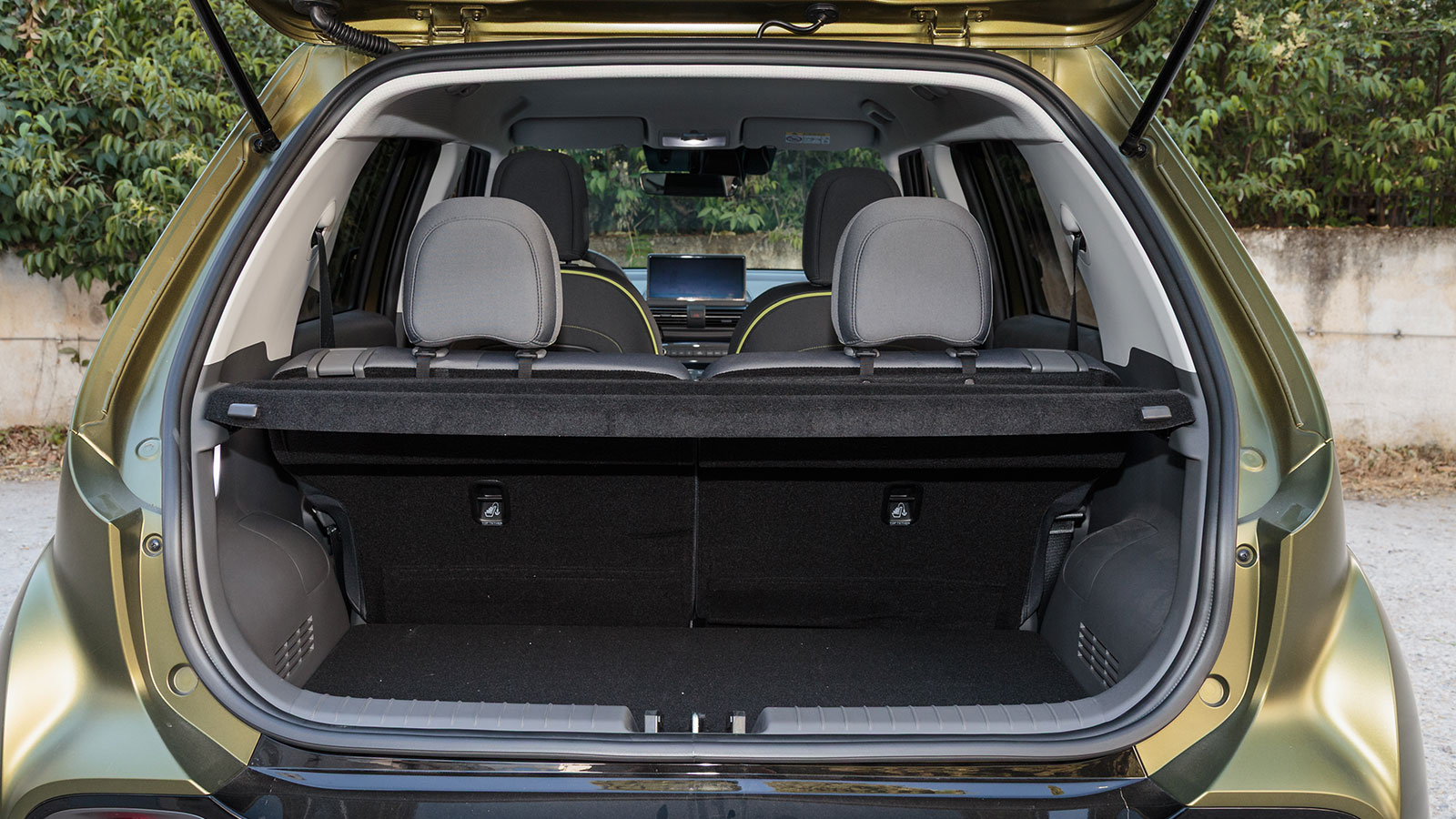 Οι χώροι είναι μεγάλοι και συνολικά το Inster είναι το πιο ευρύχωρο μίνι αυτοκίνητο της αγοράς τόσο για επιβάτες όσο και αποσκευές. Η πρακτικότητά του