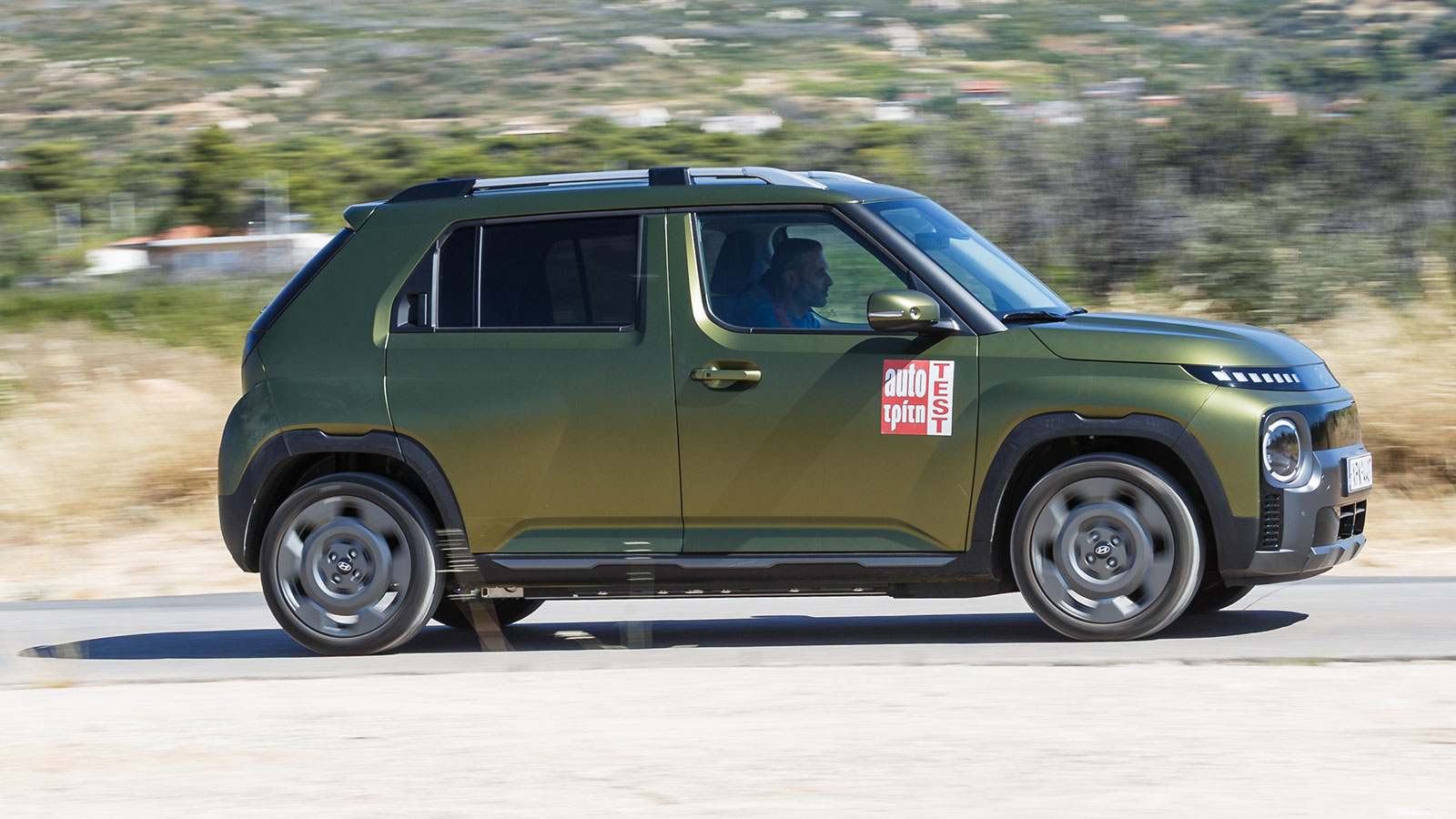 Στο δρόμο το Inster Cross είναι ακόμα πιο ενδιαφέρον σε σχέση με το επίσης απολαυστικό στη χρήση «συμβατικό» του αδελφάκι, με την ανάρτηση να είναι πι