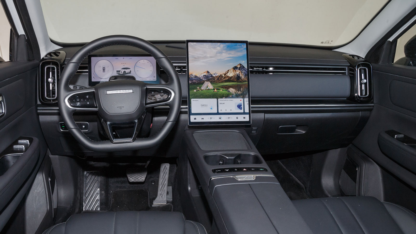 Το εσωτερικό είναι όμορφο σχεδιαστικά και σύγχρονο, ενώ ποιοτικά βρίσκεται σε πολύ καλό επίπεδο. Η εργονομία προβληματίζει ελαφρώς αρχικά, ωστόσο συνη