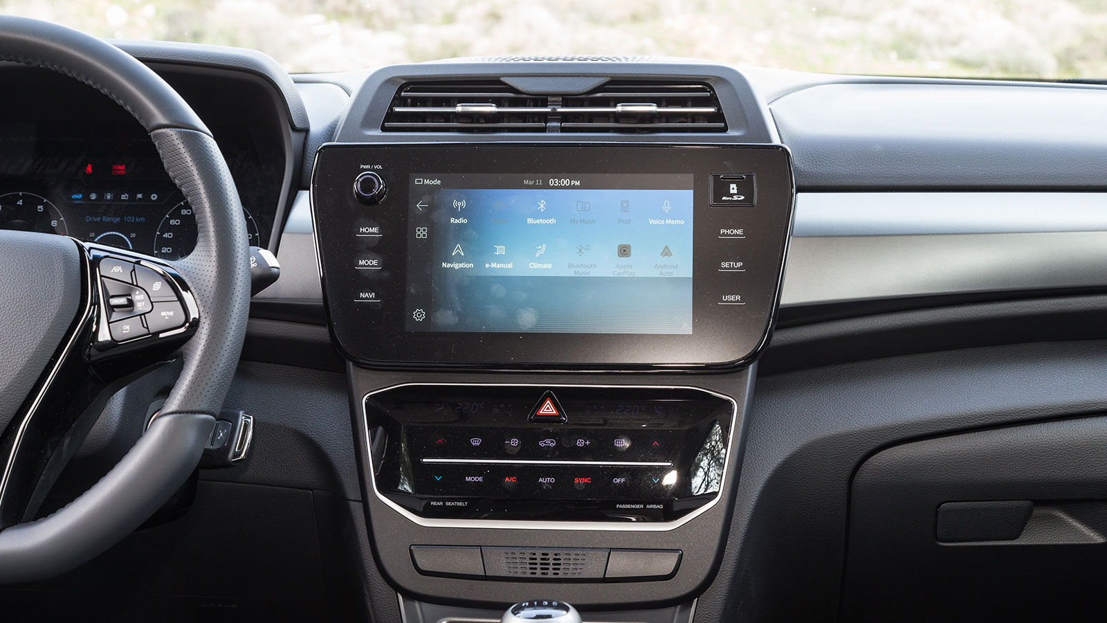 Στο ταμπλό έχουν βρει θέση σύγχρονα στοιχεία όπως οι δύο ψηφιακές οθόνες αλλά και ένα πάνελ με διακόπτες αφής. 