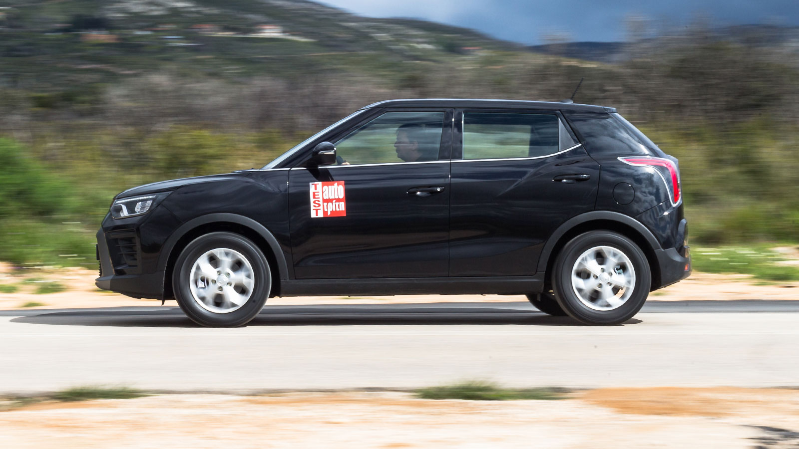 Διατηρώντας τις εκτός δρόμου γωνίες και την απόσταση των 17,8 εκ. του από το έδαφος, το Tivoli αν χρειαστεί, μπορεί να ανταποκριθεί και σε εκτός δρόμο