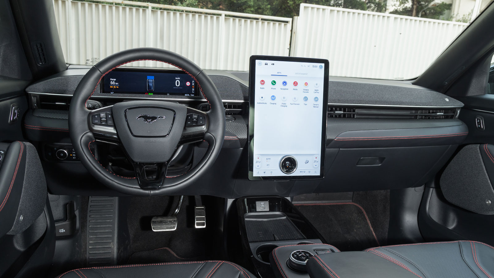 Το εσωτερικό της Ford Mustang Mach-E είναι minimal και ξεχωρίζει για την όμορφη σχεδίαση, την πρακτικότητά του αλλά και την high-tech οθόνη αφής των 1