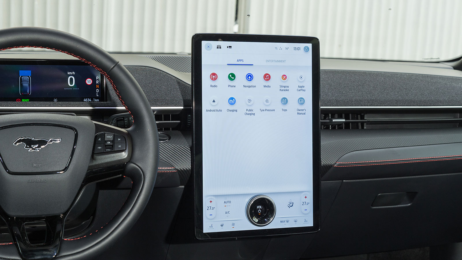 Η οθόνη είναι κατακόρυφα τοποθετημένη, ελέγχει τα περισσότερα συστήματα και λειτουργίες του αυτοκινήτου και έχει άμεση απόκριση, όμορφα γραφικά και πρ