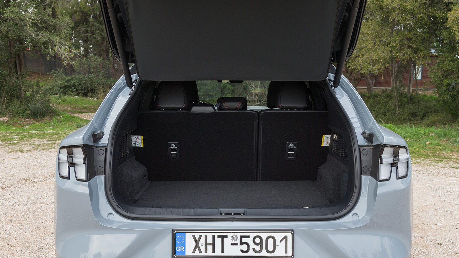 Ο χώρος αποσκευών έχει μικρό όγκο για τα δεδομένα της κατηγορίας και των διαστάσεων με 402 λτ. ωφέλιμα. Η κατάσταση διορθώνεται από τα επιπλέον 100 λί