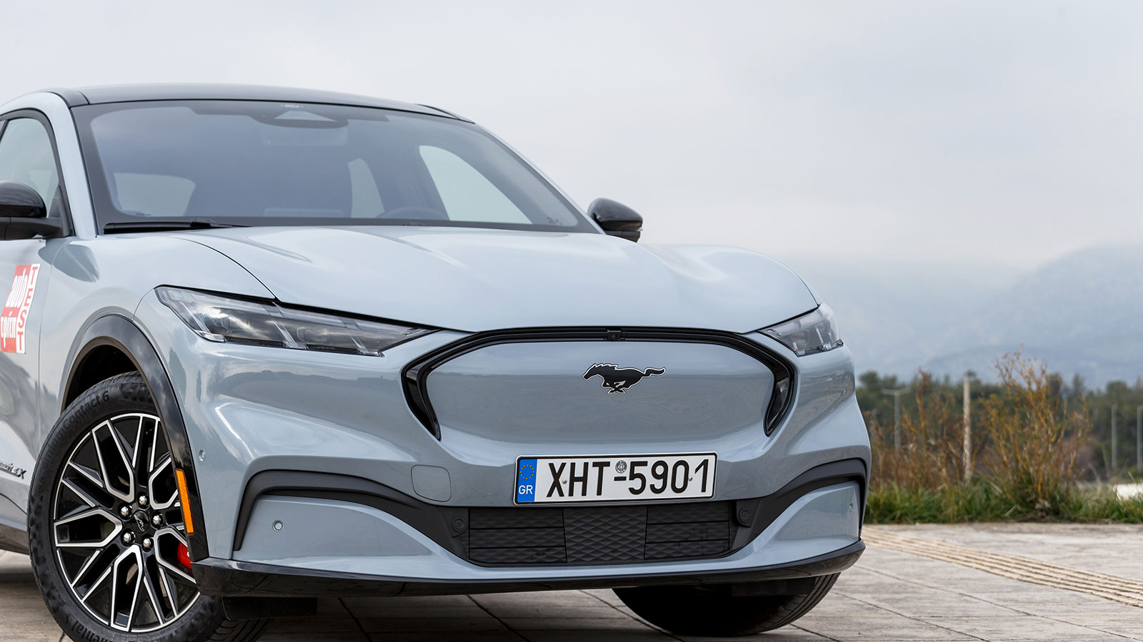 Η Ford Mustang Mach-E έχει μοναδικό στιλ και επιβάλλεται με την εμφάνισή της, συνδυάζοντας την δυναμική με την πολυτέλεια.