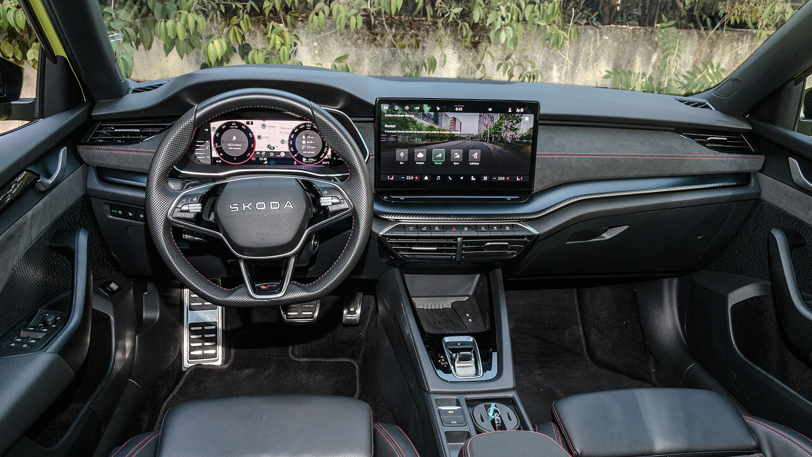 Το εσωτερικό είναι άρτιο κατασκευαστικά και διαθέτει ότι χρειάζεται ένα σύγχρονο οικογενειακό αυτοκίνητο, εμπλουτισμένο με σπορ στοιχεία.