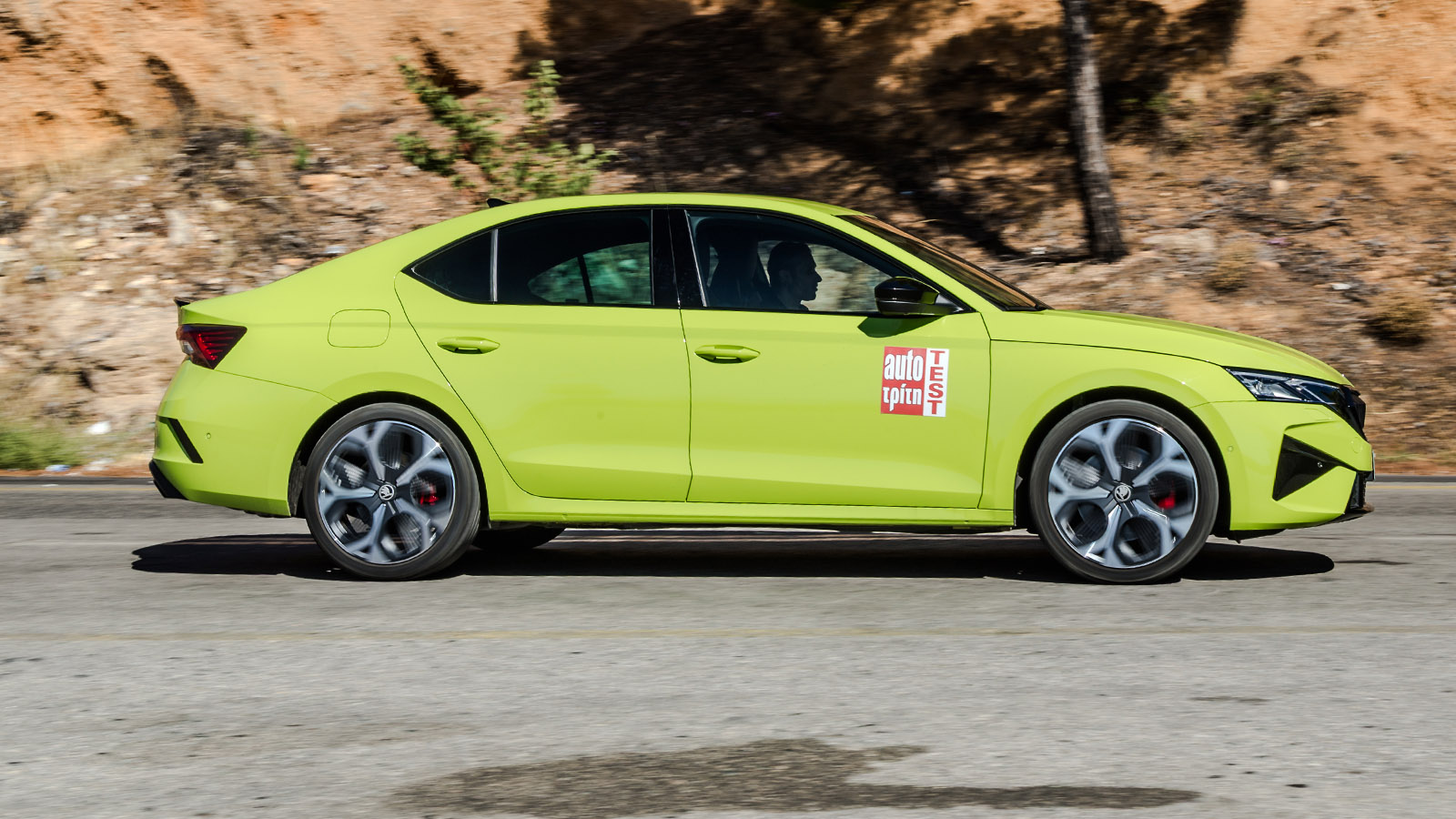 Στο δρόμο το Octavia RS είναι σταθερό και άμεσο στις αντιδράσεις του, με την ρυθμιζόμενη ανάρτηση να διαμορφώνει ανάλογα με την επιλογή, τον οδηγικό τ