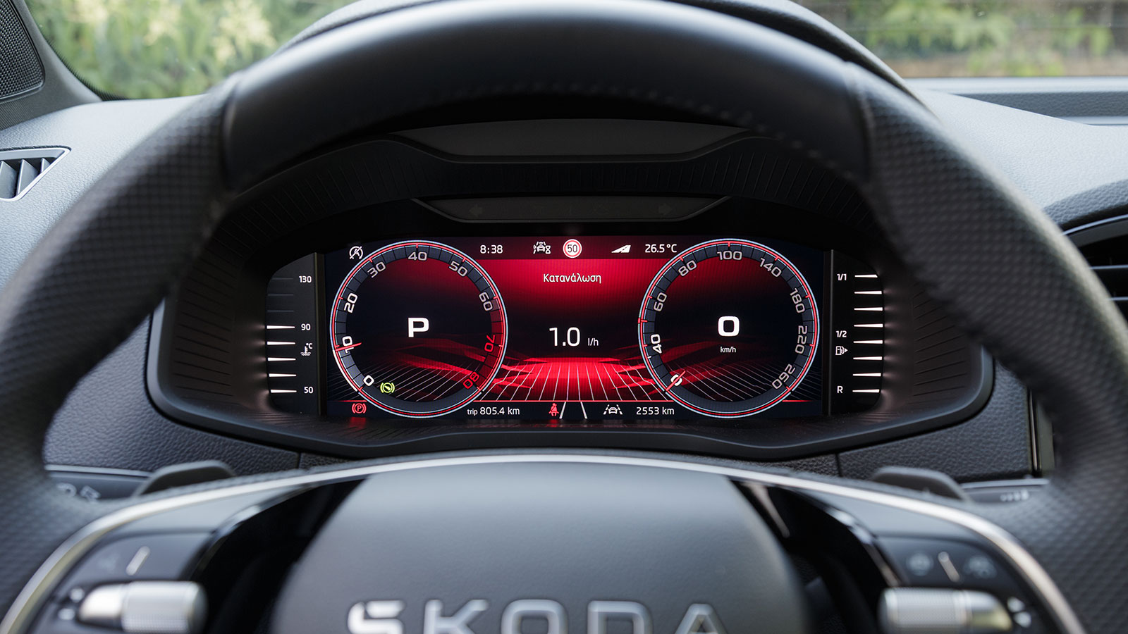 Τυπικά στιβαρό κατασκευαστικά και με καλά υλικά και συναρμολόγηση είναι στο εσωτερικό του το Karoq, με τις σπορ λεπτομέρειες της έκδοσης και το ανάλογ