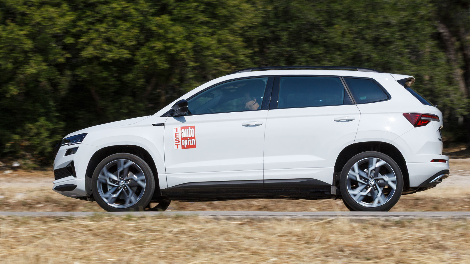 Στο δρόμο το Karoq Sportline είναι πιο άμεσο και αποτελεσματικό στη γρήγορη οδήγηση, θυσιάζει ωστόσο σημαντικά τα επίπεδα άνεσης μέσω της σφιχτής του 