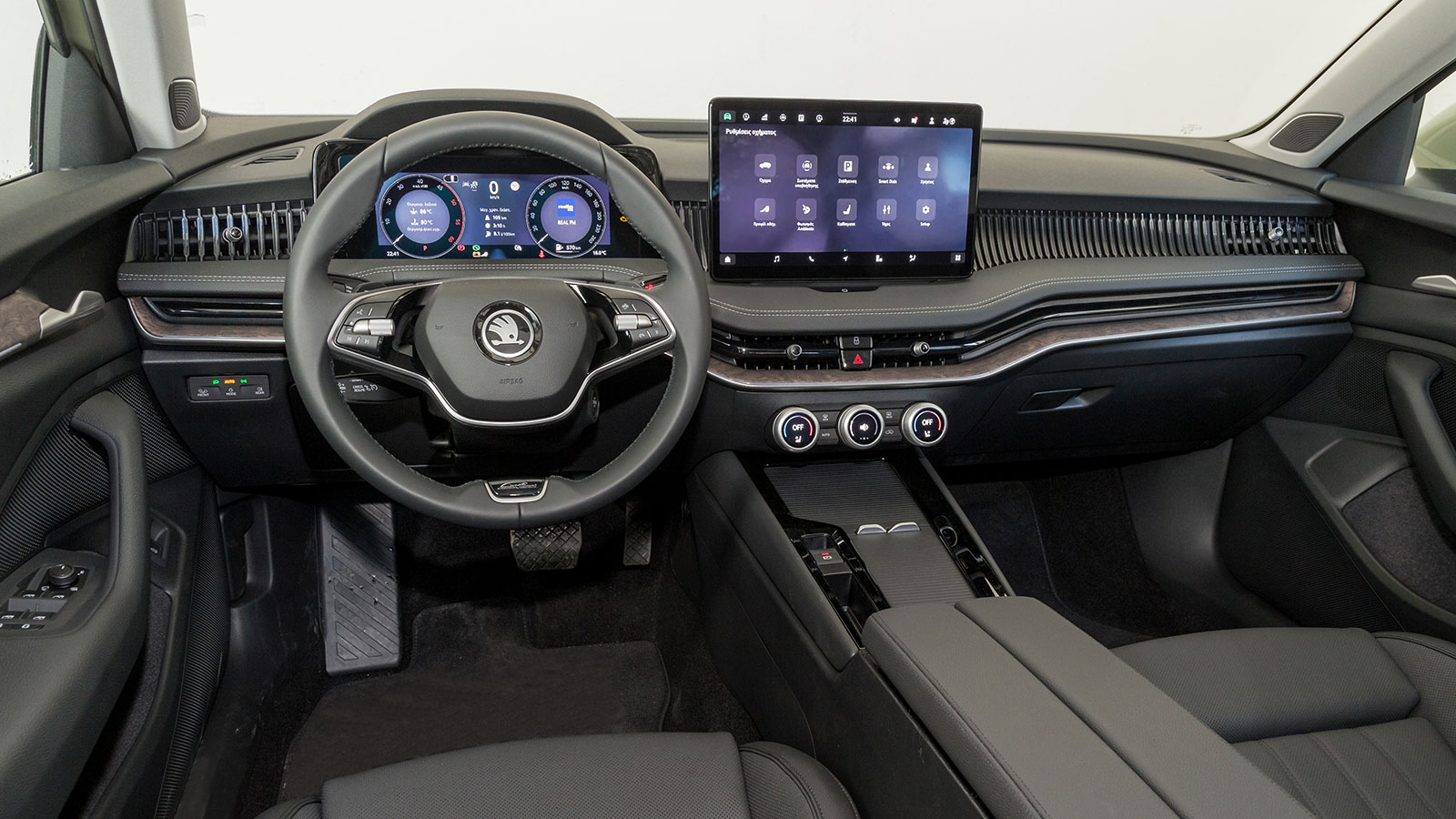 To εσωτερικό της νέας Superb χαρακτηρίζεται από την καλή ποιότητα κατασκευής, το πολυτελές φινίρισμα και την πληρότητα του εξοπλισμού του.