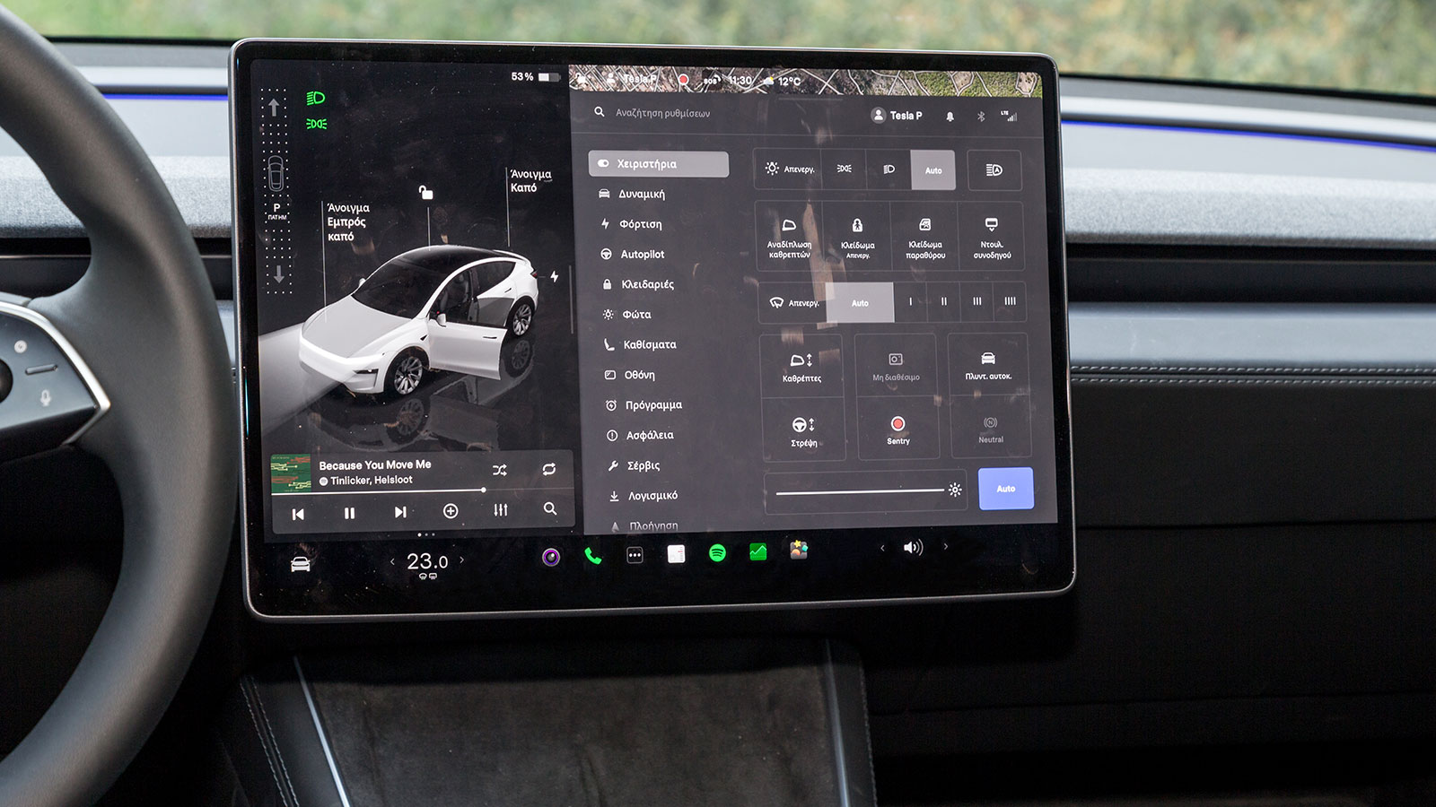 Η οθόνη με διαγώνιο 15,4 ιντσών έχει πάλι πρωταγωνιστικό ρόλο στη χρήση και την κίνηση του Model Y Juniper. Ακόμα και ο επιλογέας κίνησης βρίσκεται σε