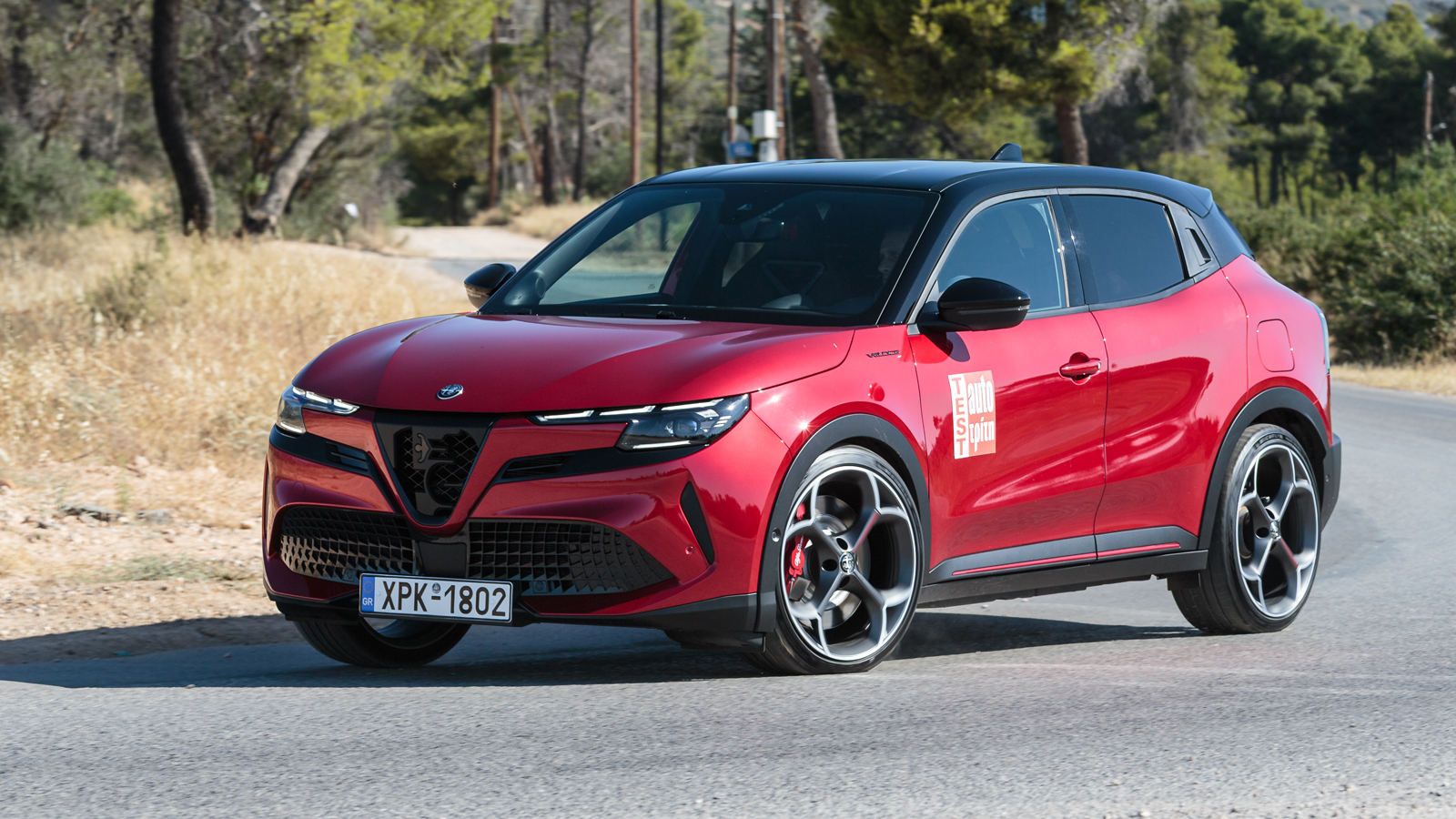 Η σπορ σε χαρακτήρα και επιδόσεις Alfa Romeo Junior Veloce των 280 ίππων, εφοδιάζεται με τετραπίστοντες δαγκάνες και δίσκους 380 χλστ. εμπρός, πετυχαί