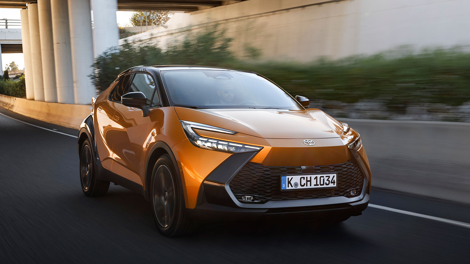 To C-HR είναι το δημοφιλέστερο μοντέλο στα οικογενειακά SUV και ξεχωρίζει για την σχεδίασή του και το οδηγοκεντρικό του προφίλ. 