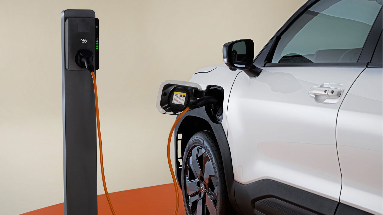 Για την κατασκευή των μπαταριών η Toyota έχει επιλέξει την ανθεκτική και οικονομικά αποδοτική τεχνολογία φωσφορικού λιθίου-σιδήρου (LFP). 