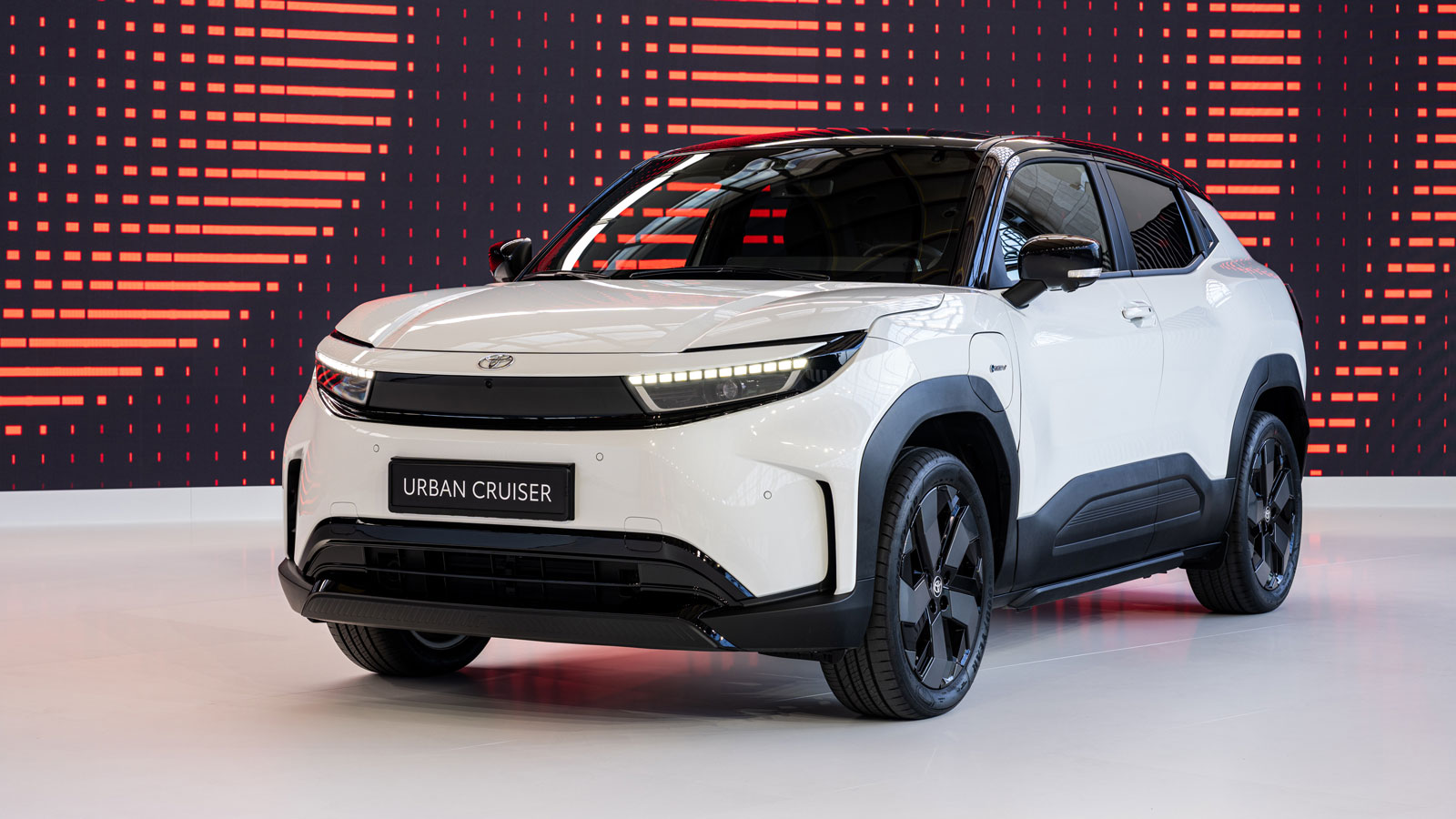 Το Toyota Urban Cruiser διαθέτει μια σύγχρονη «Urban Tech» αισθητική που αποπνέει αυθεντική ποιότητα SUV, με το εμπρός μέρος να έχει δύο στοιχεία που 