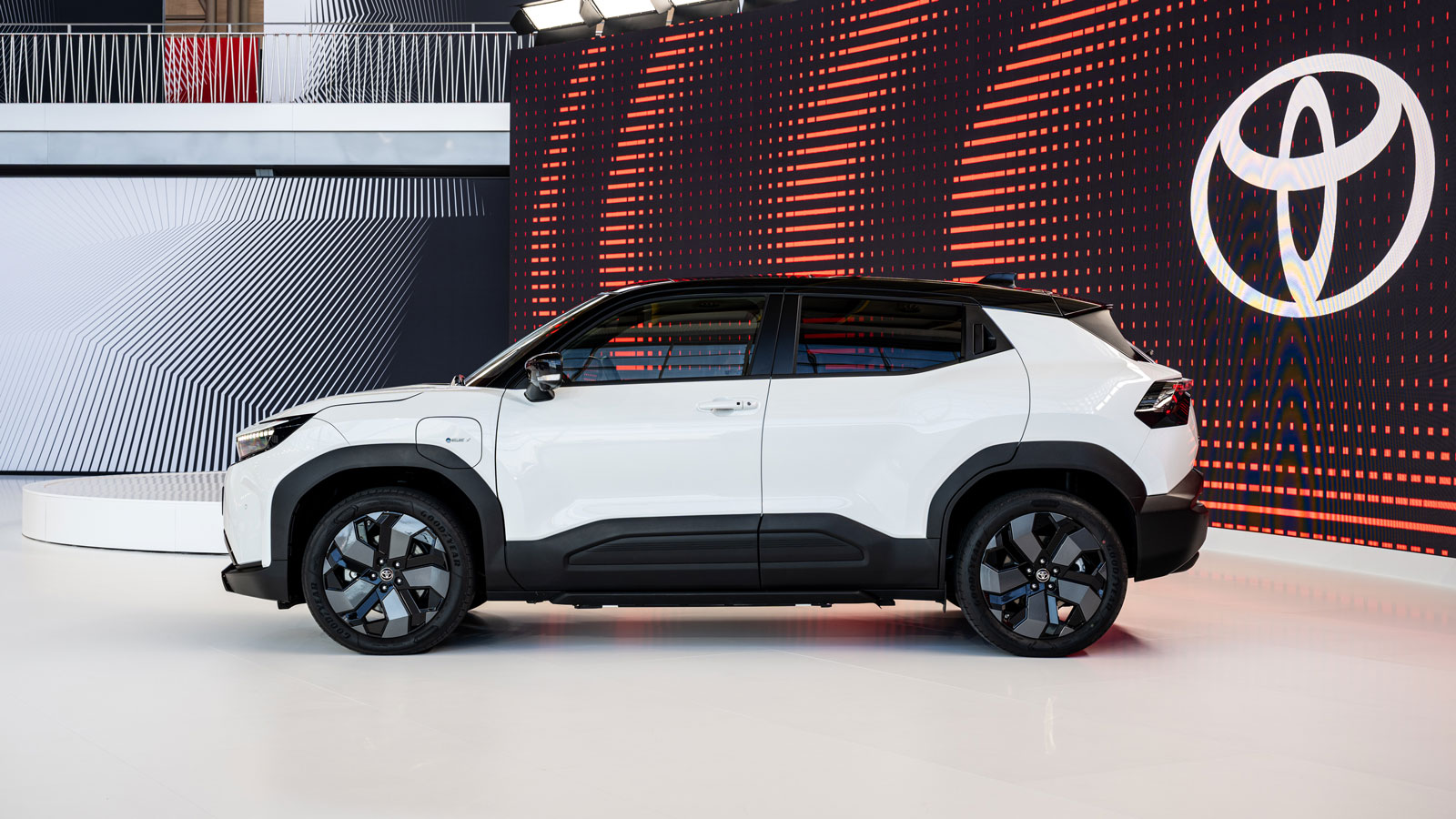 Η Toyota υπογραμμίζει πως οι ζάντες είναι σχεδιασμένες με τέτοιο τρόπο ώστε να εξοικονομούν βάρος και να ευνοούν την αεροδυναμική του μικρού SUV, ενώ 