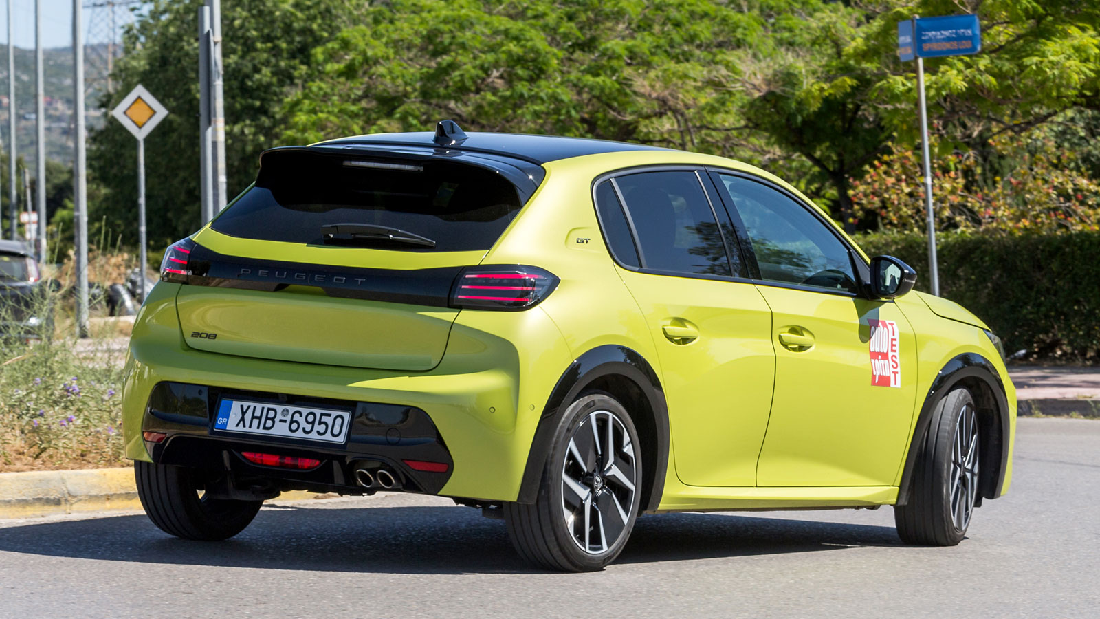 Σφιχτή όσο πρέπει για να στρίβεις σβέλτα είναι η ανάρτηση του Peugeot 208, με το τιμόνι να περνά σε ακρίβεια τις εντολές του οδηγού.