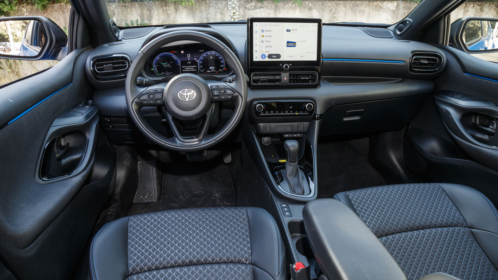 Καλά συναρμολογημένη και εργονομική είναι η καμπίνα του Toyota Yaris, που στις πιο πλούσιες εκδόσεις έχει οθόνη 10,5 ιντσών και μεγάλο ψηφιακό πίνακα 