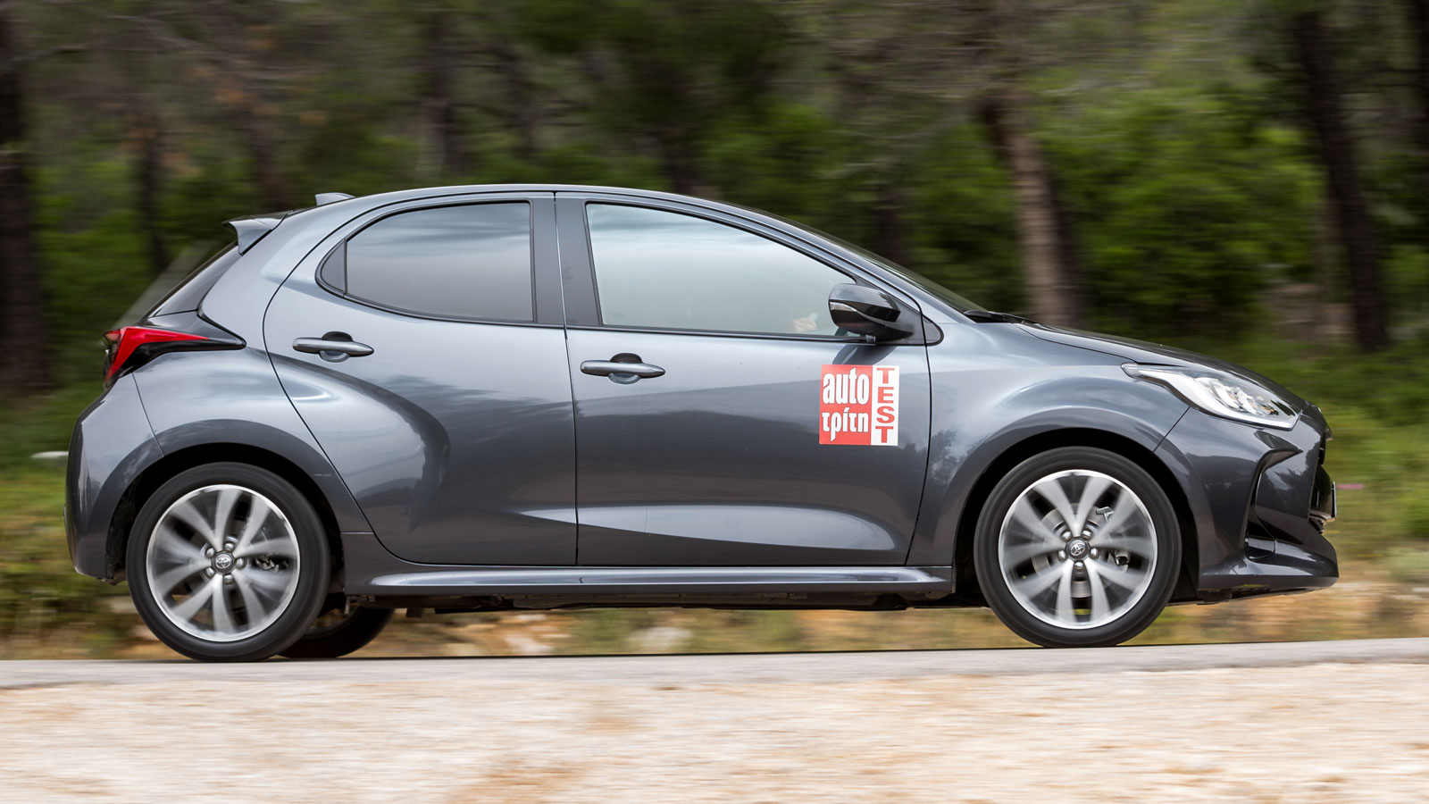 Σε Corsa και 208 το μοτέρ είναι αρκετά ελαστικό και συνεργάζεται σωστά με το 6άρι χειροκίνητο κιβώτιο, με αποτέλεσμα οι επιδόσεις να είναι από τις καλ